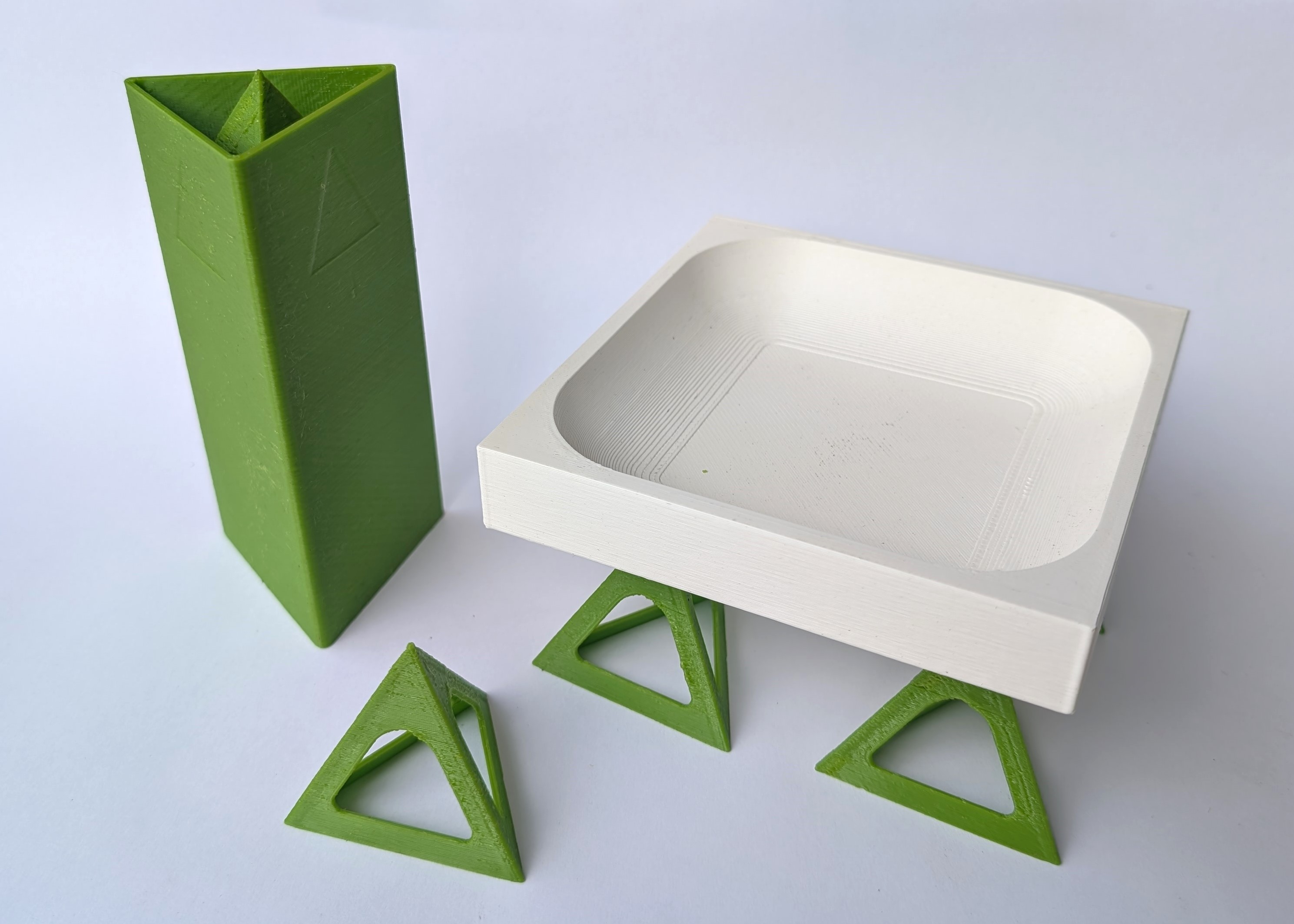 Painter's pyramid w. holder