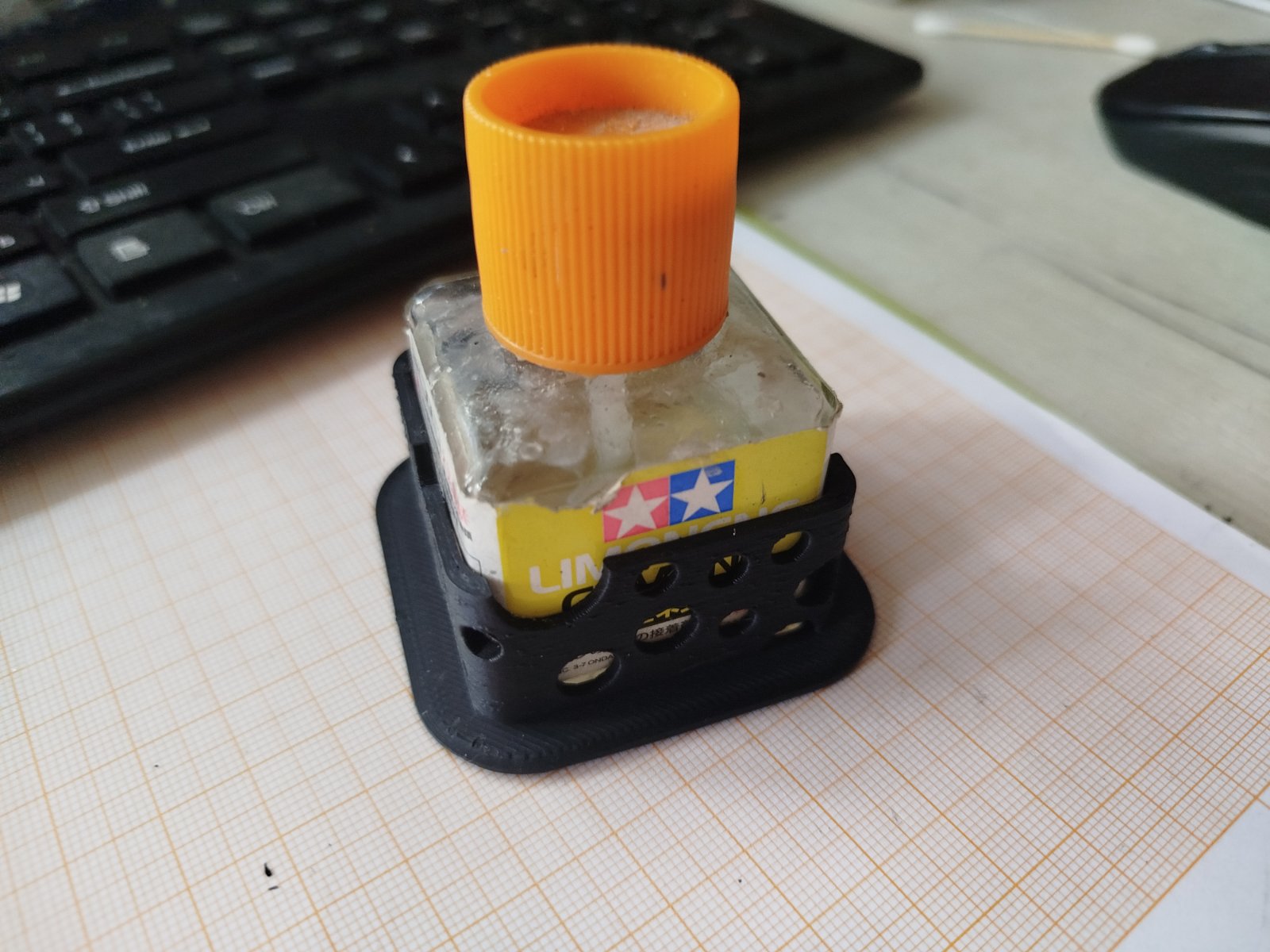 Tamaya bottle glue holder
