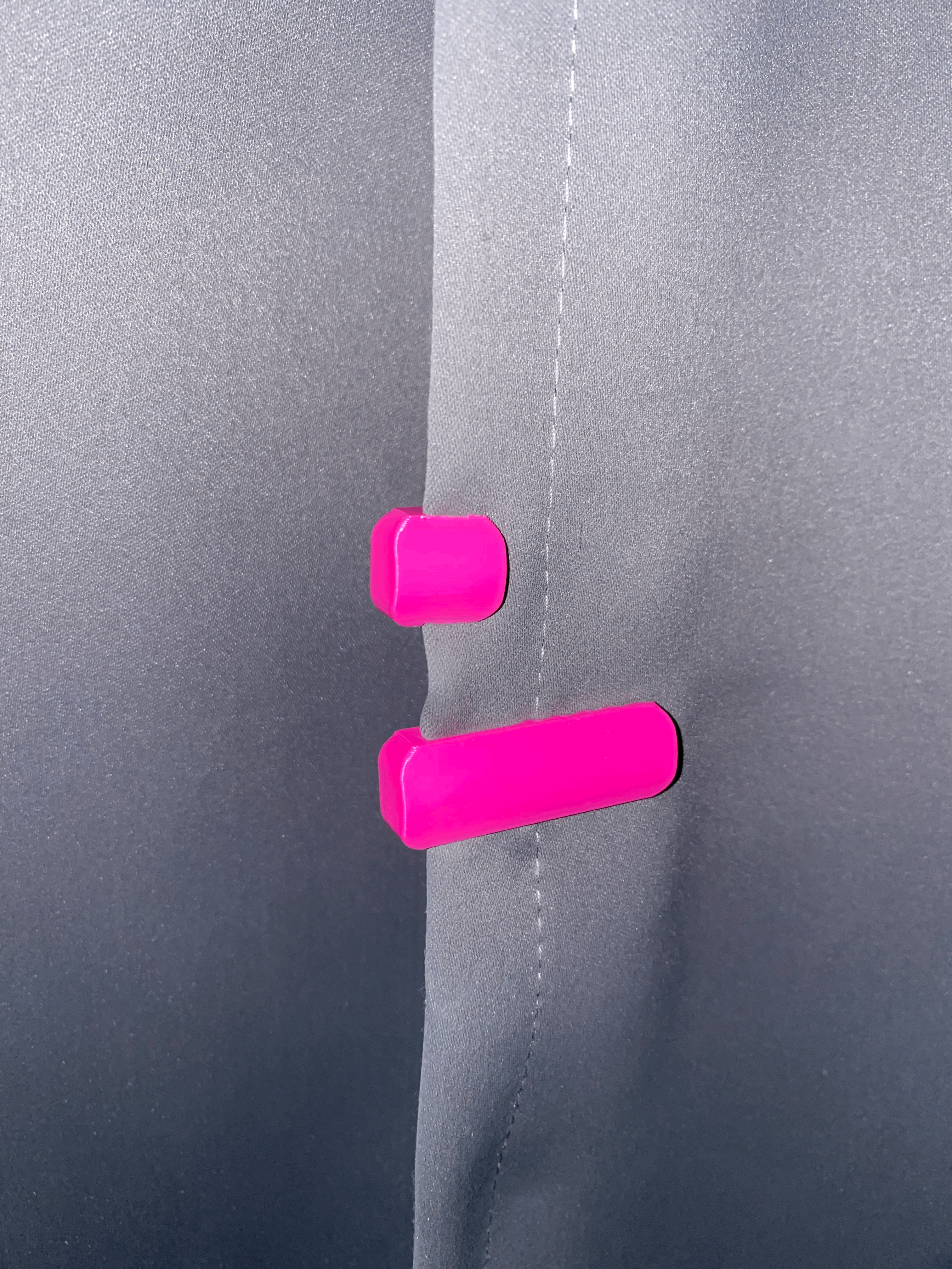 Overlapping slim Magnetic curtain clips