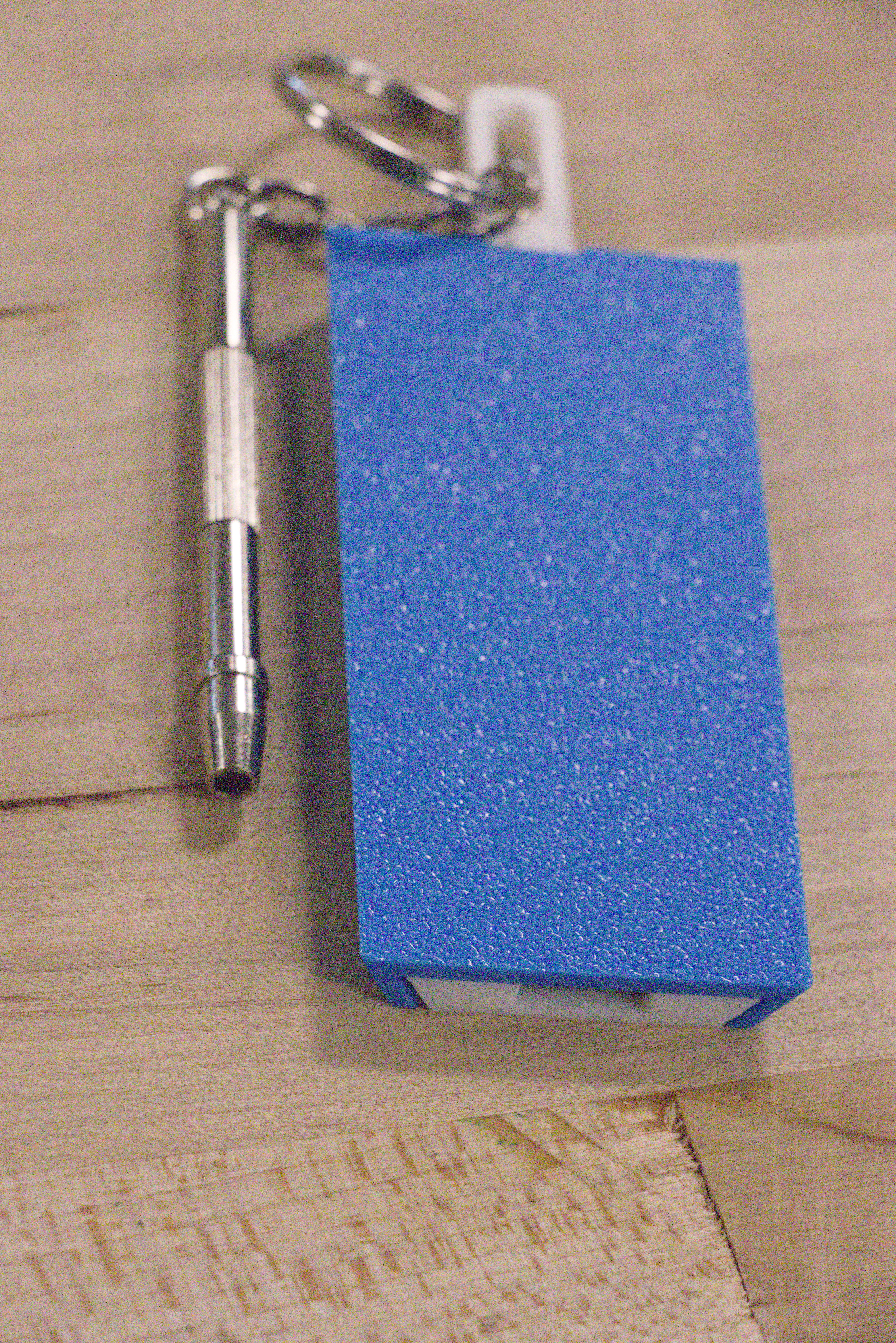 Miniatura 2 do modelo 3D SD Card Holder, Locking Keychain
