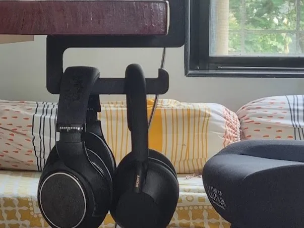 Headphone hanger/holder for thick table-tops