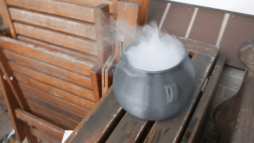 Hexenkessel für Süßigkeiten / smoking Witchcauldron for Halloween Candy