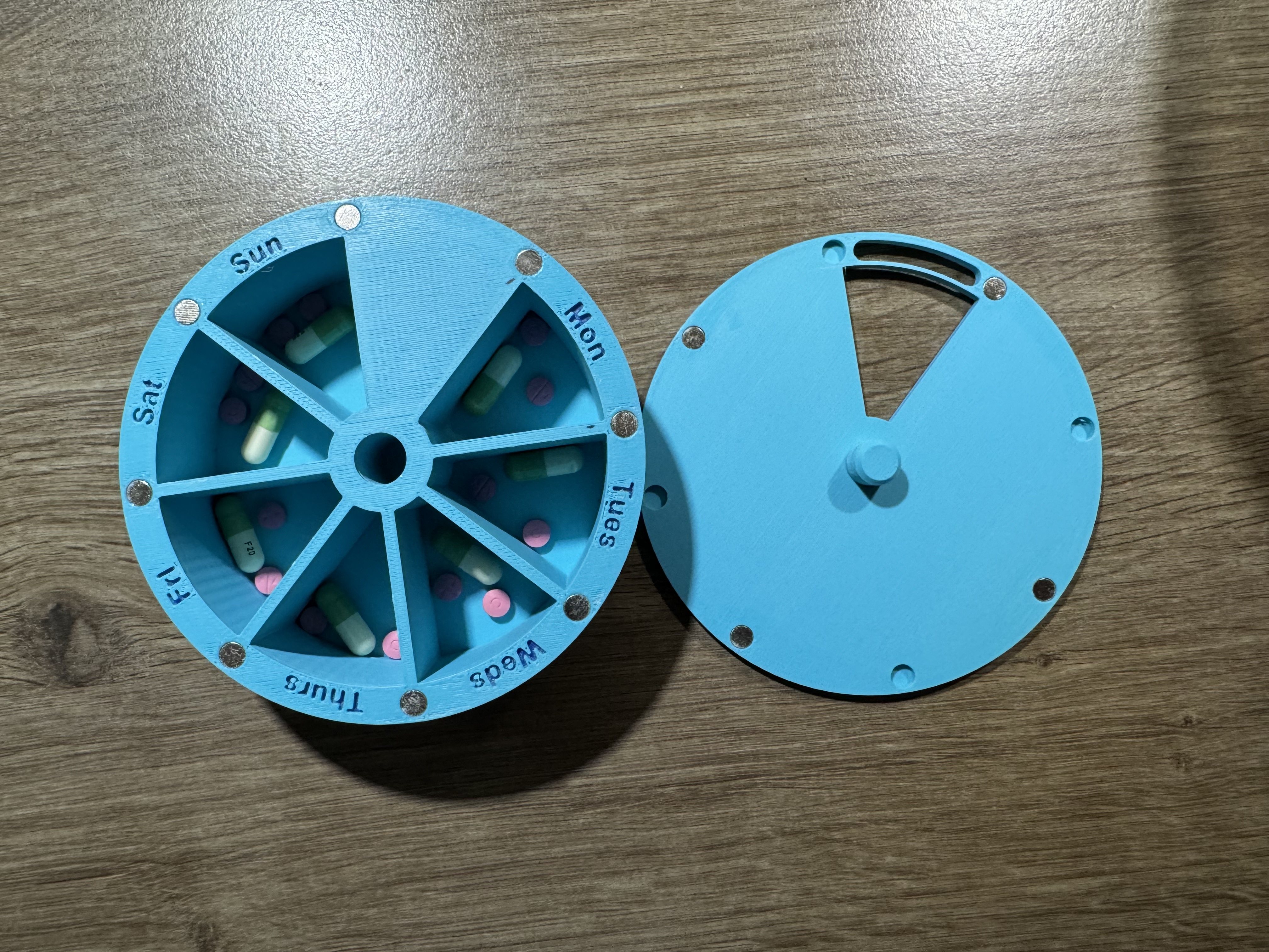 Pillbox with magnetic lid