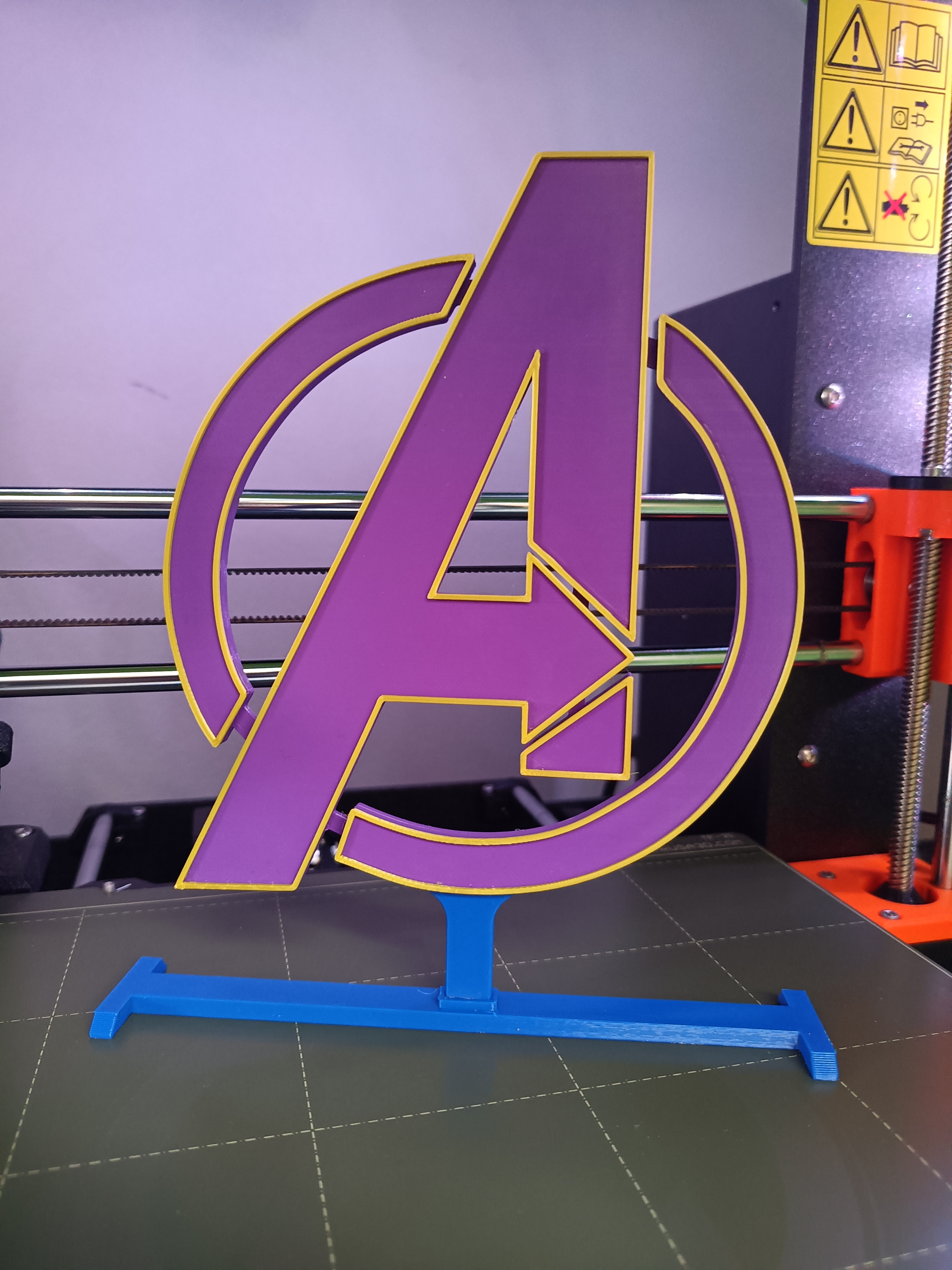 Avengers logo se stojánkem Multicolor