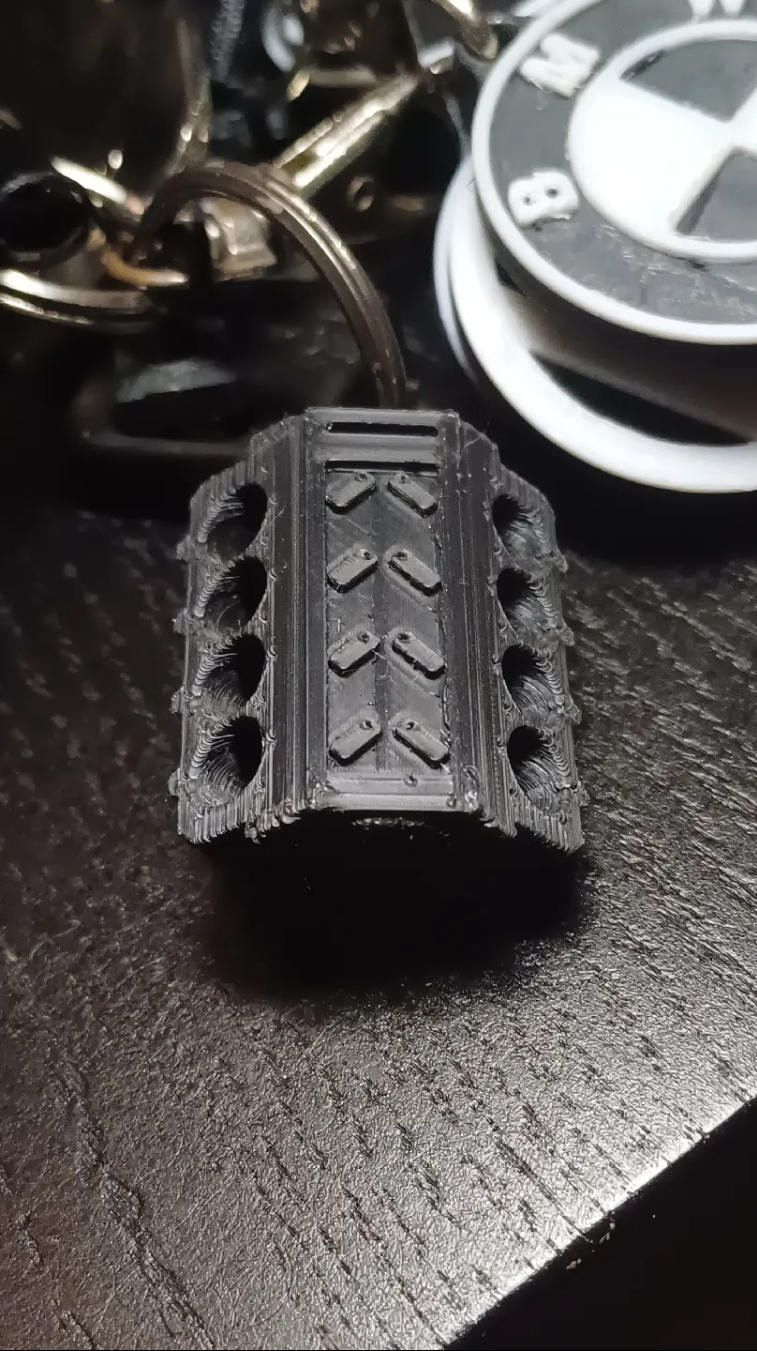 Remixed | Engine block V8 keychain