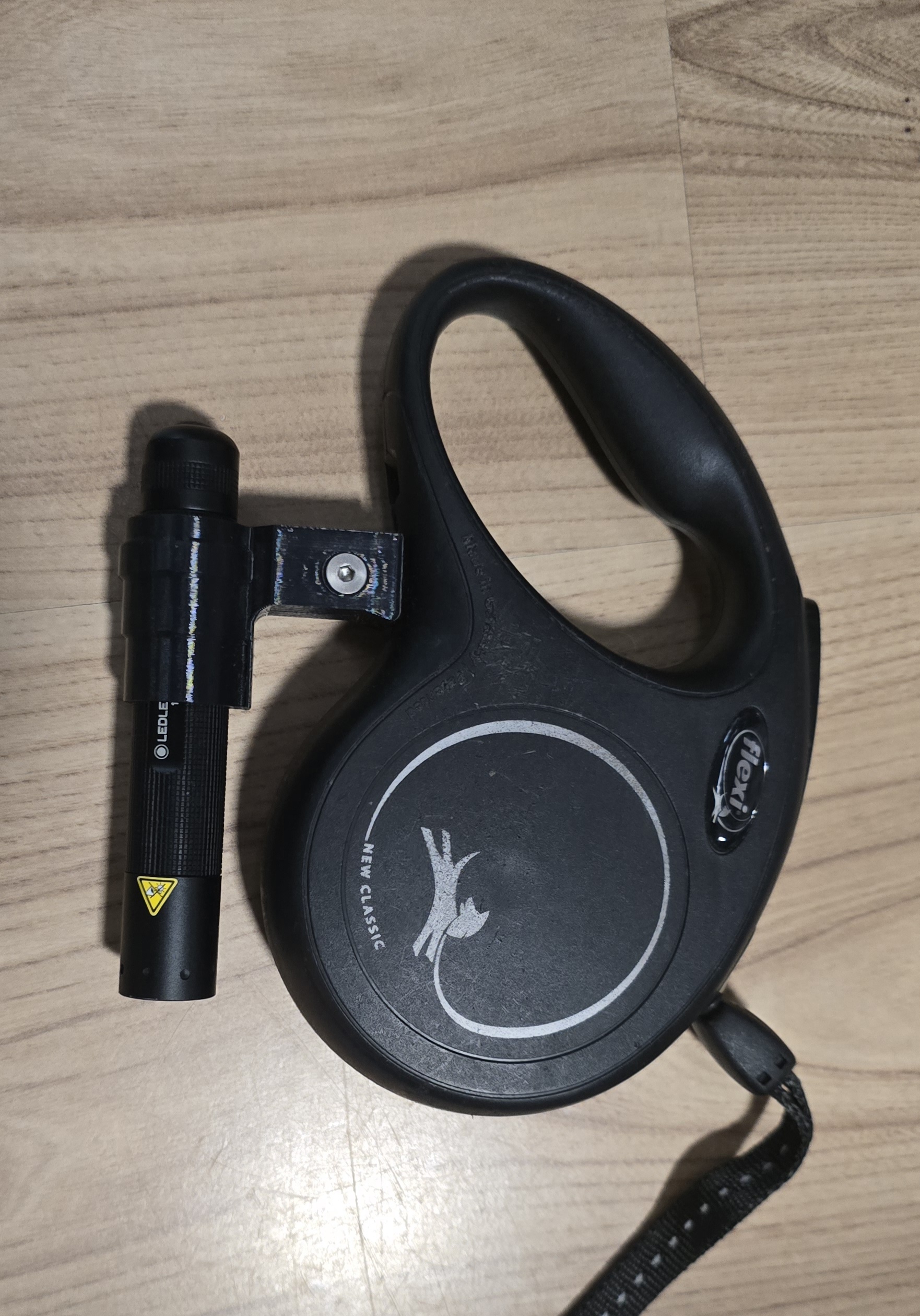 Flexi Leine / Flexi Leash Taschenlampen Halterung LED Lenser i5 und i5E