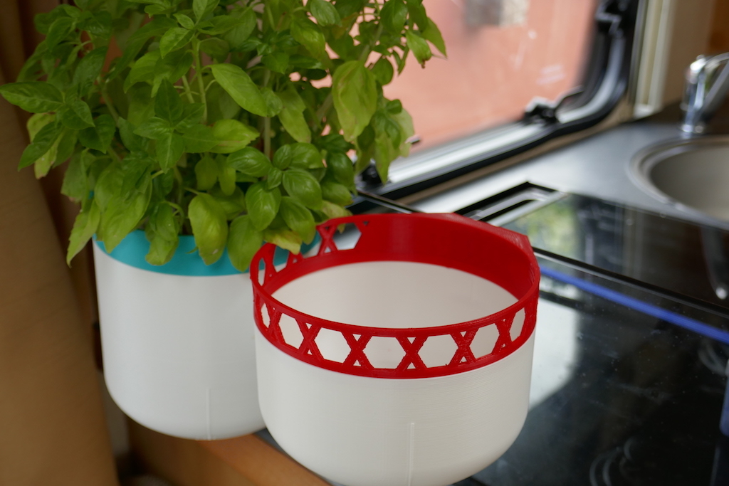 Clip-on pots (with suction cup)