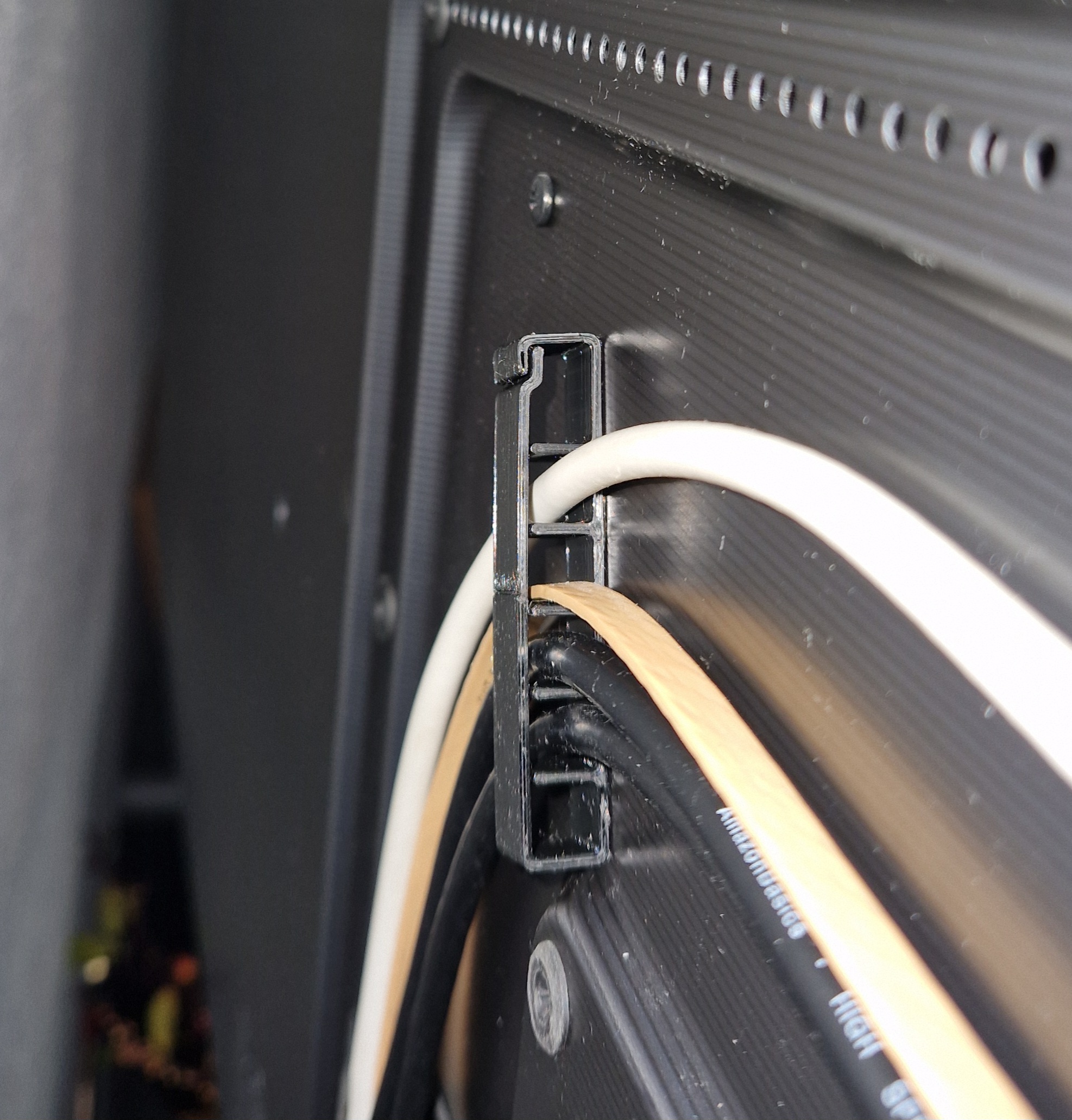 Very simple flat cable management, organizer for tv