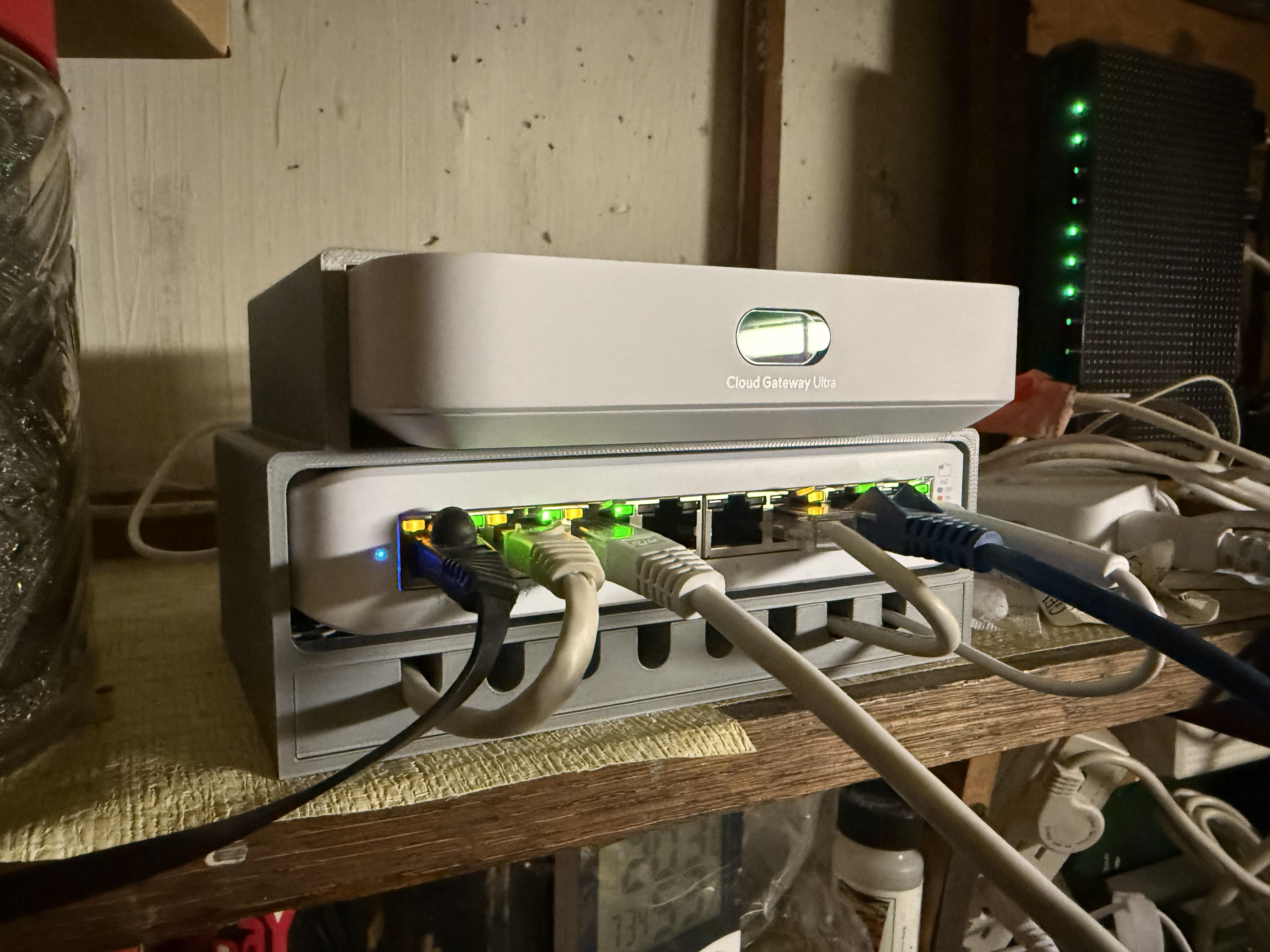 Cloud Gateway Ultra & UniFi Switch Lite 8 POE Stand
