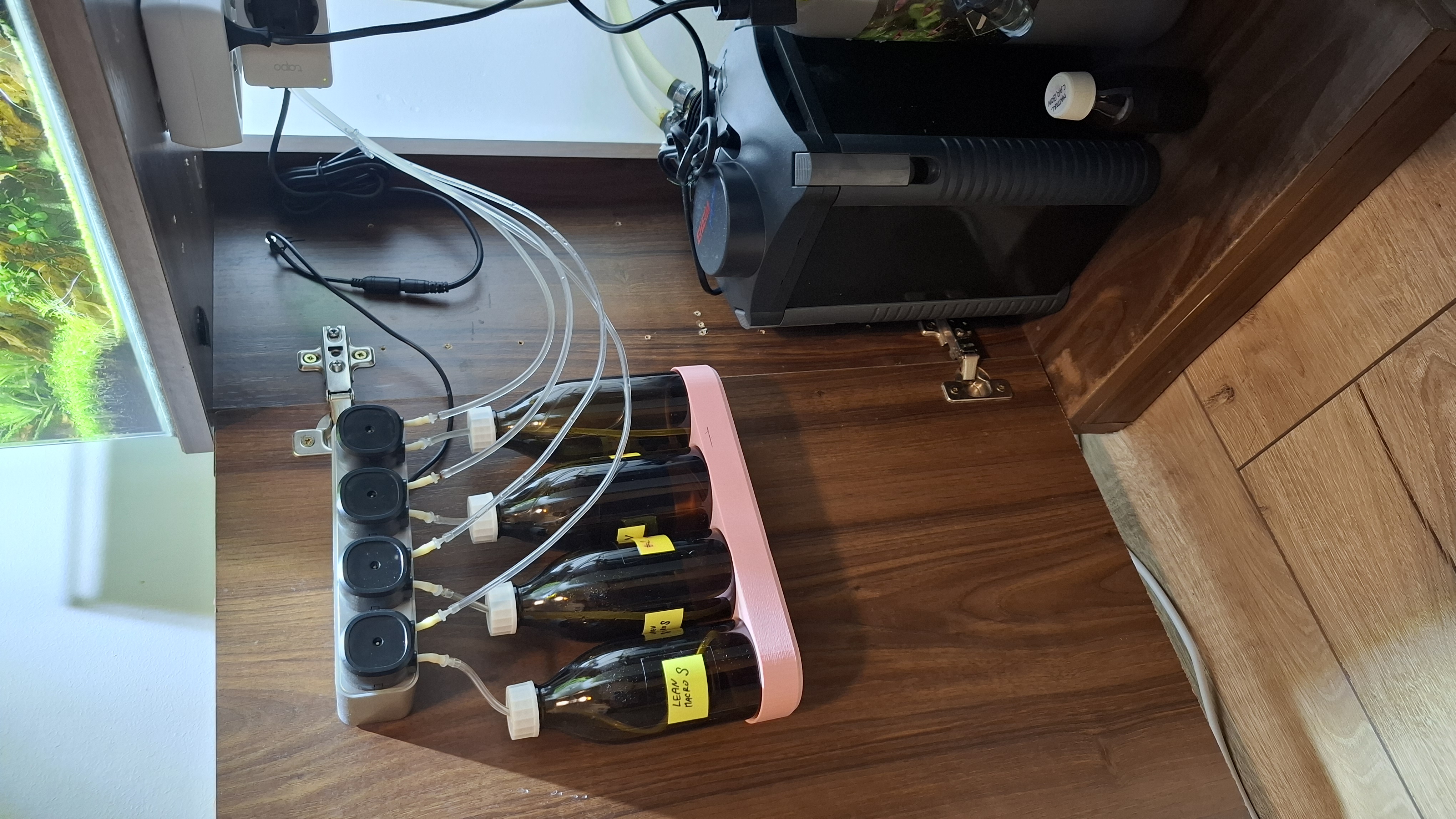 Stock solution bottle holder for automatic dosing system
