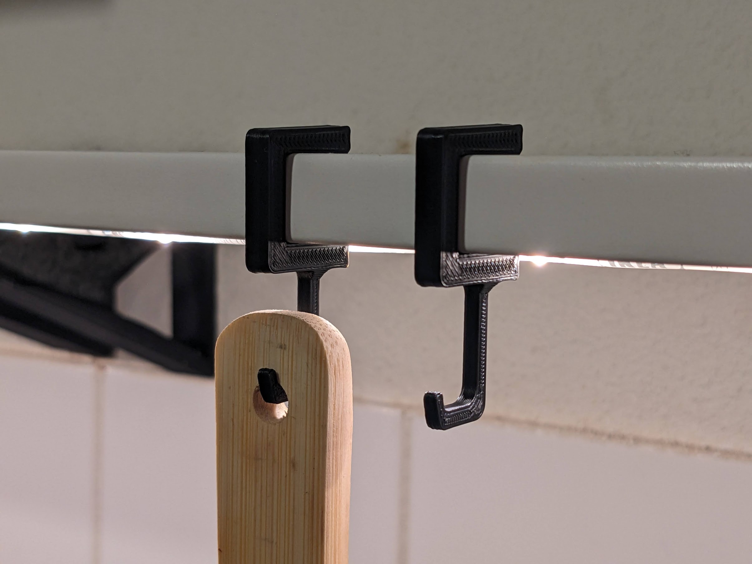Minimal hooks for 15mm thick shelves