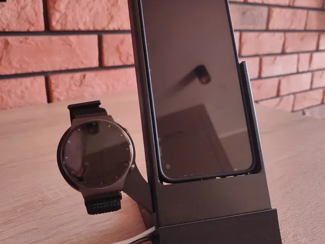 Phone and smartwatch stand (Samsung galaxy s23+ and Huawei GT2 PRO)