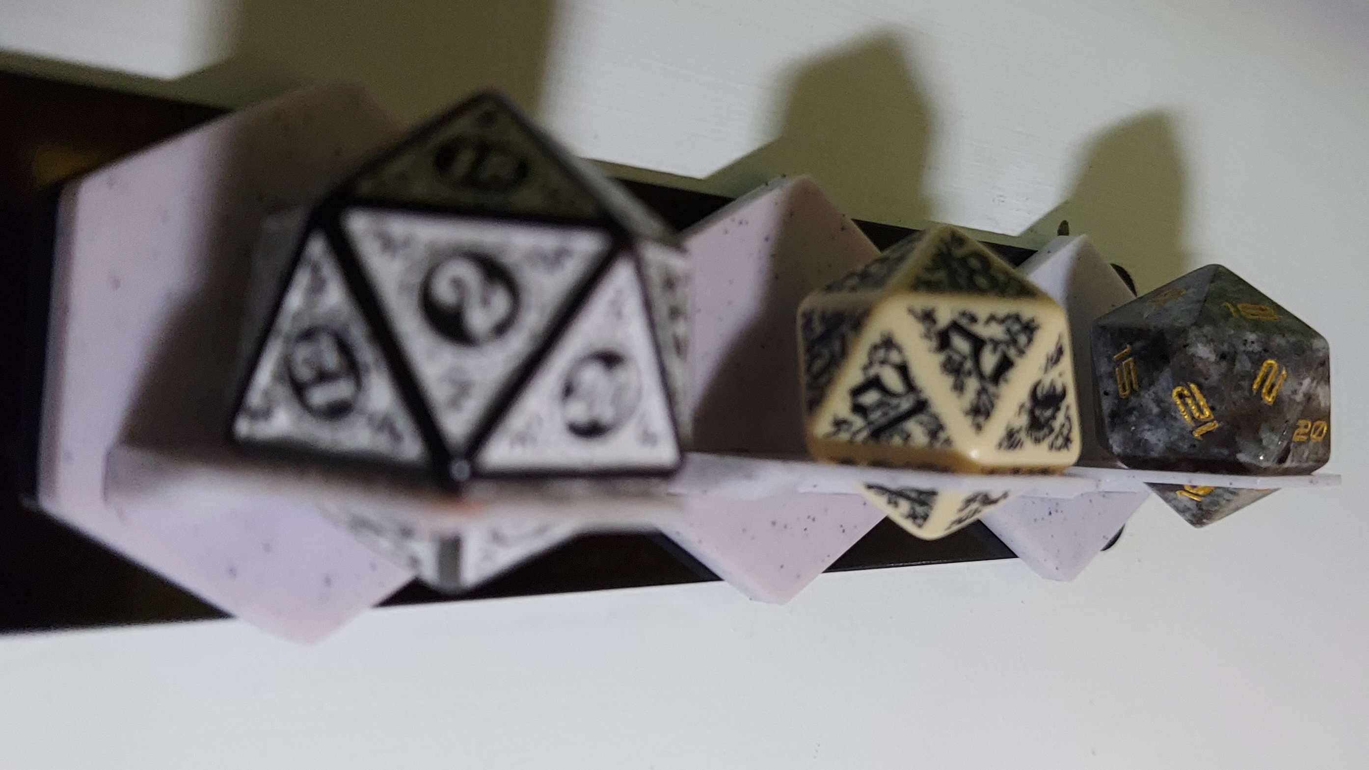 D20 Vertical Magnetic Display