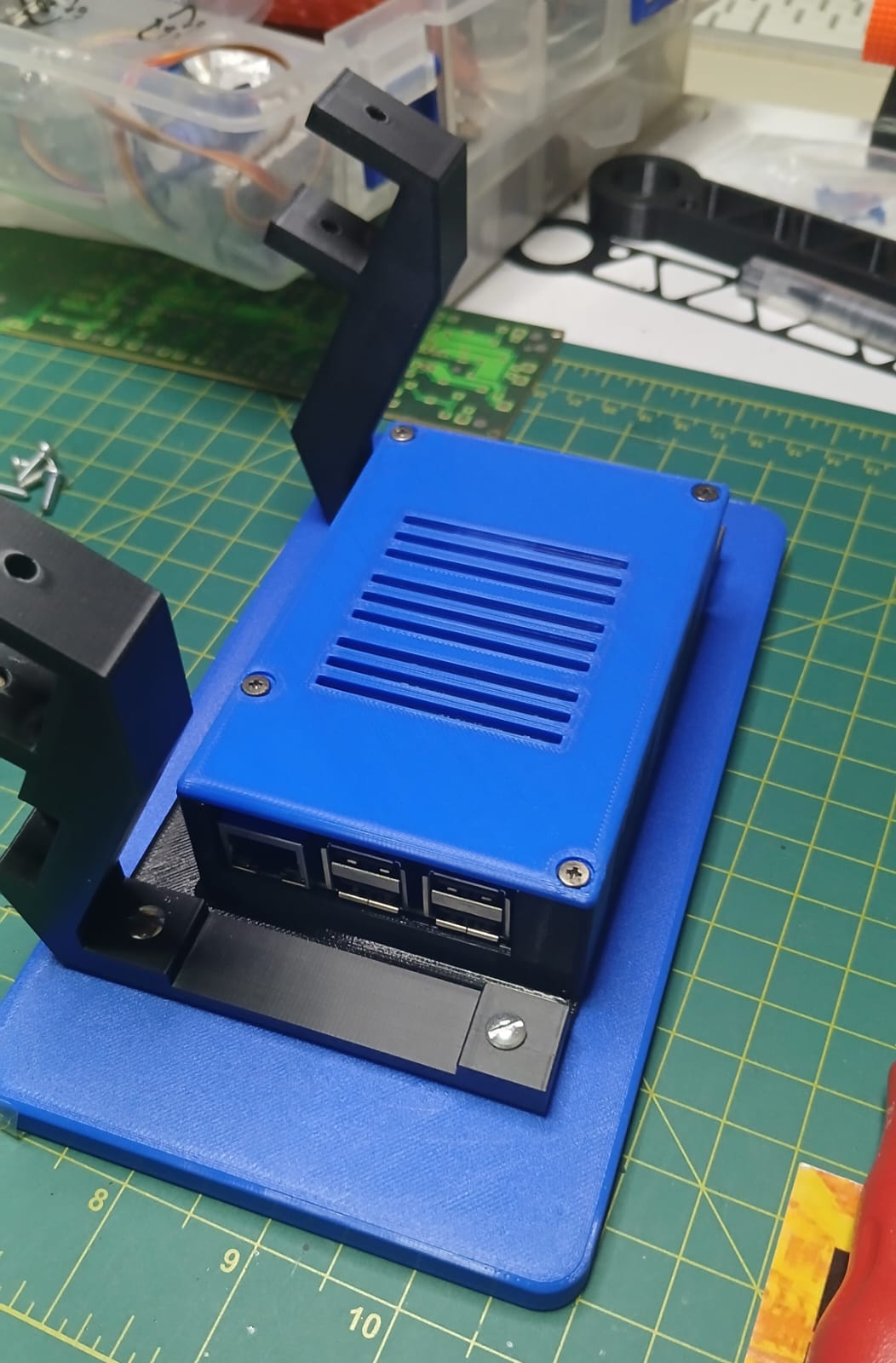 Miniatura 2 do modelo 3D 7" touch screen stand for Raspberry Pi