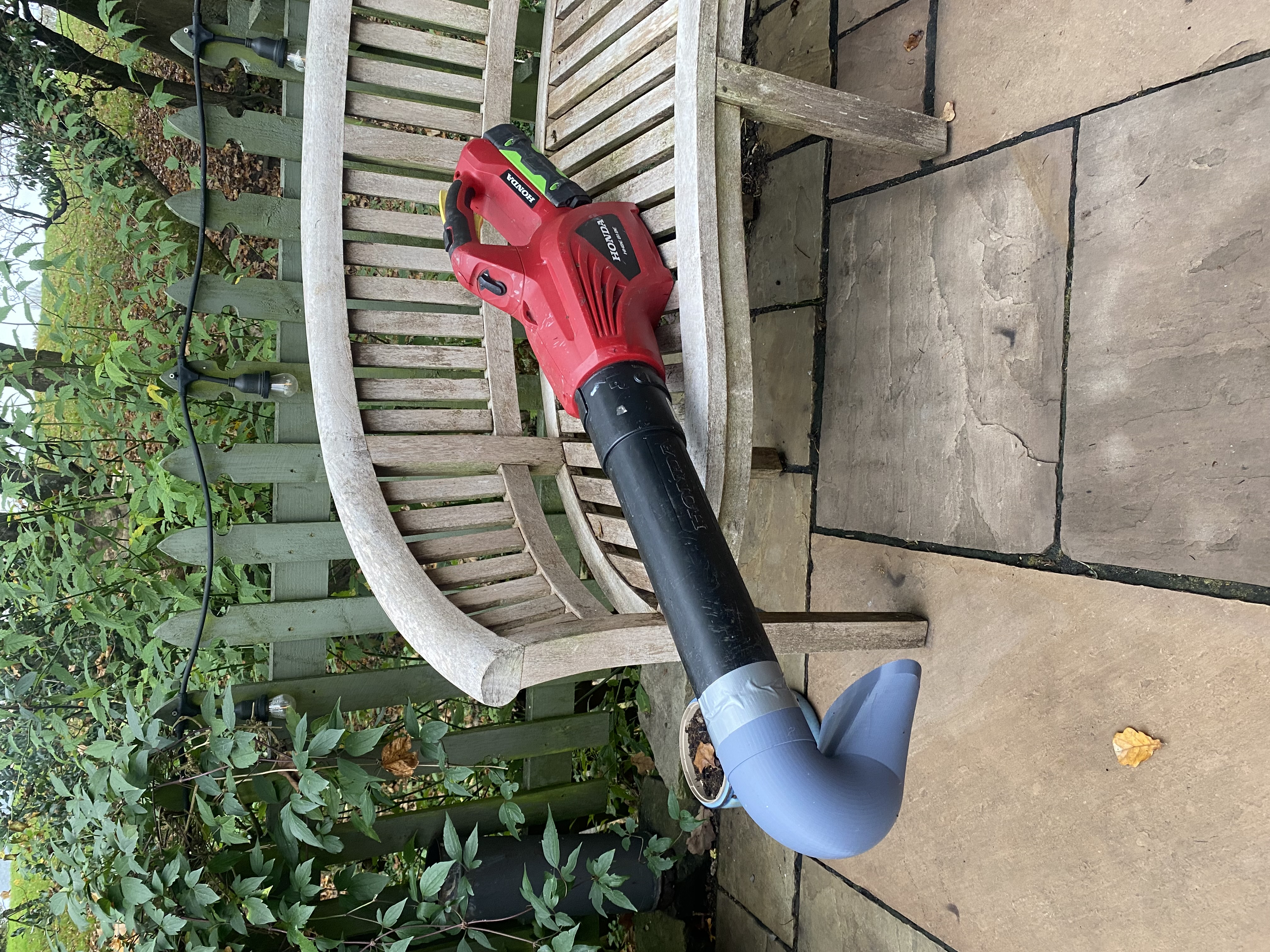 Miniatura 2 do modelo 3D universal leaf blower gutter adapter