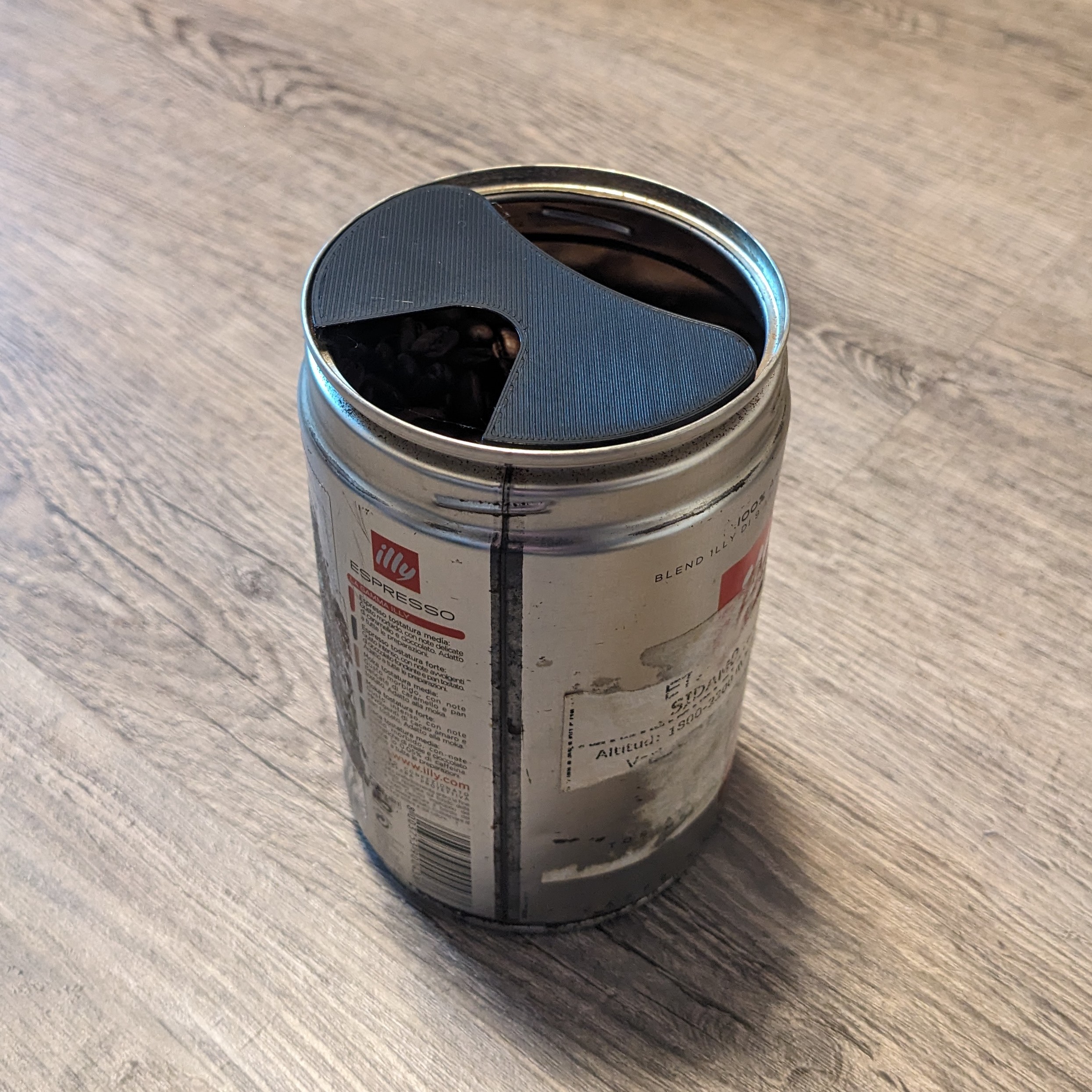 Illy can pouring help