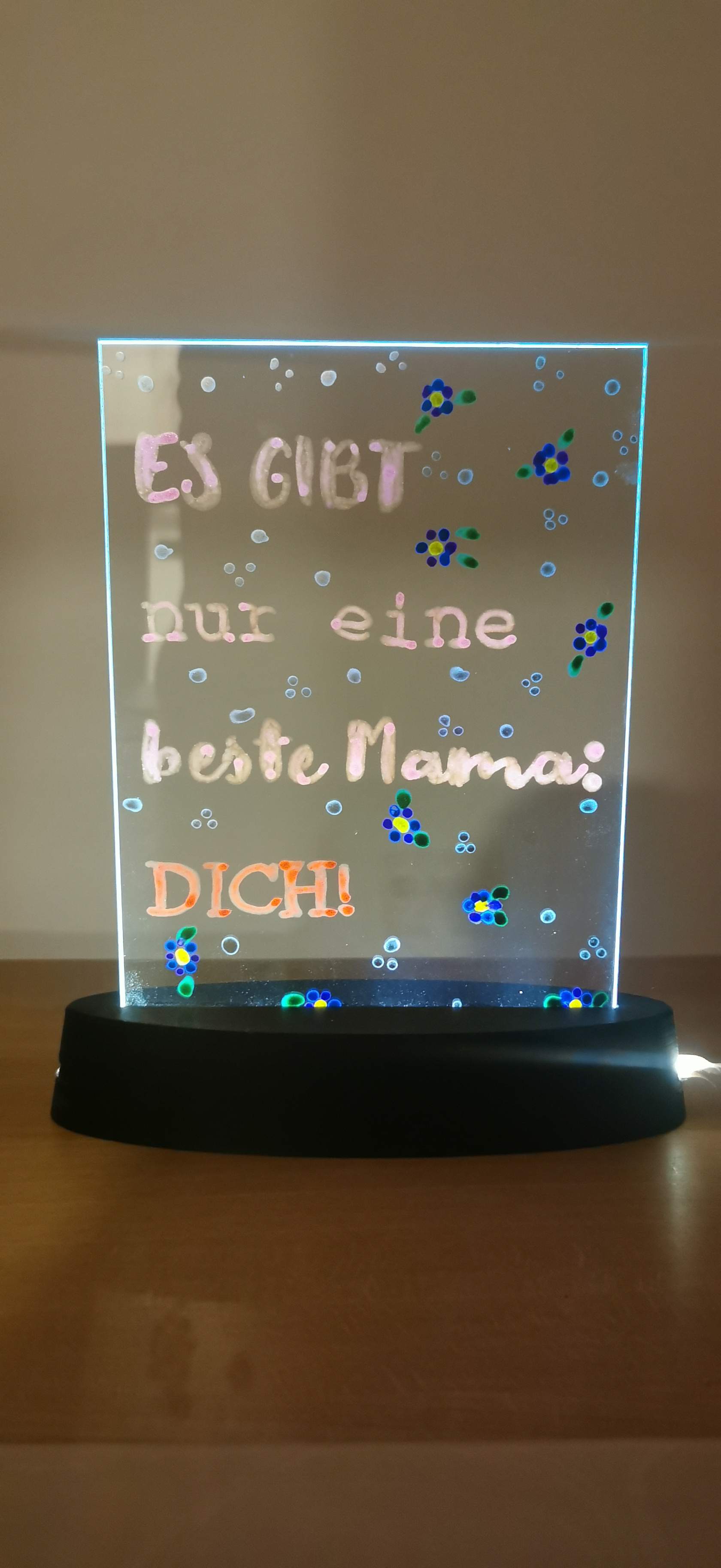 LED beleuchteter Aufsteller für gestaltete Glasscheibe