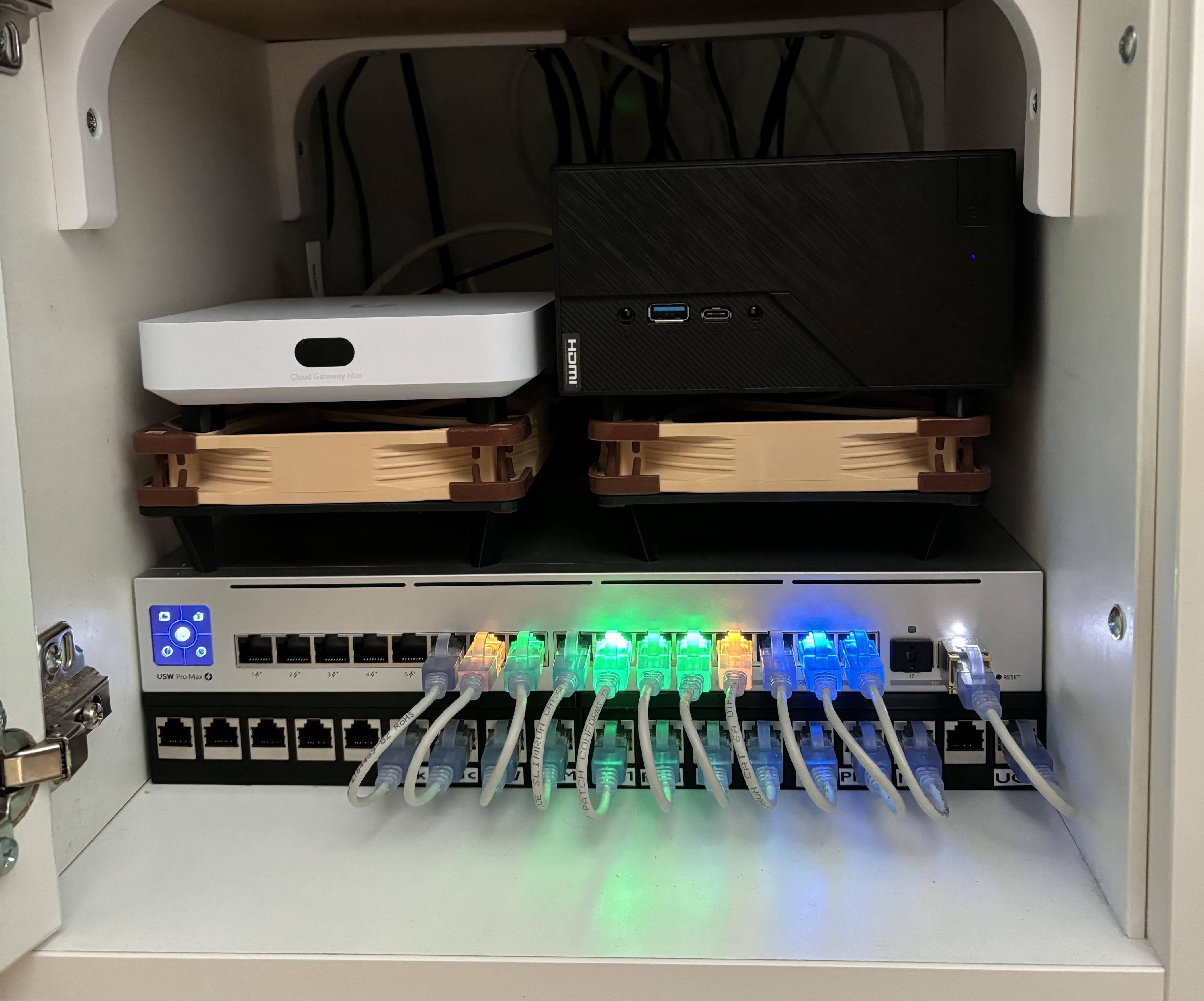 IKEA Kallax 9 Slot Patchpanel with shelf