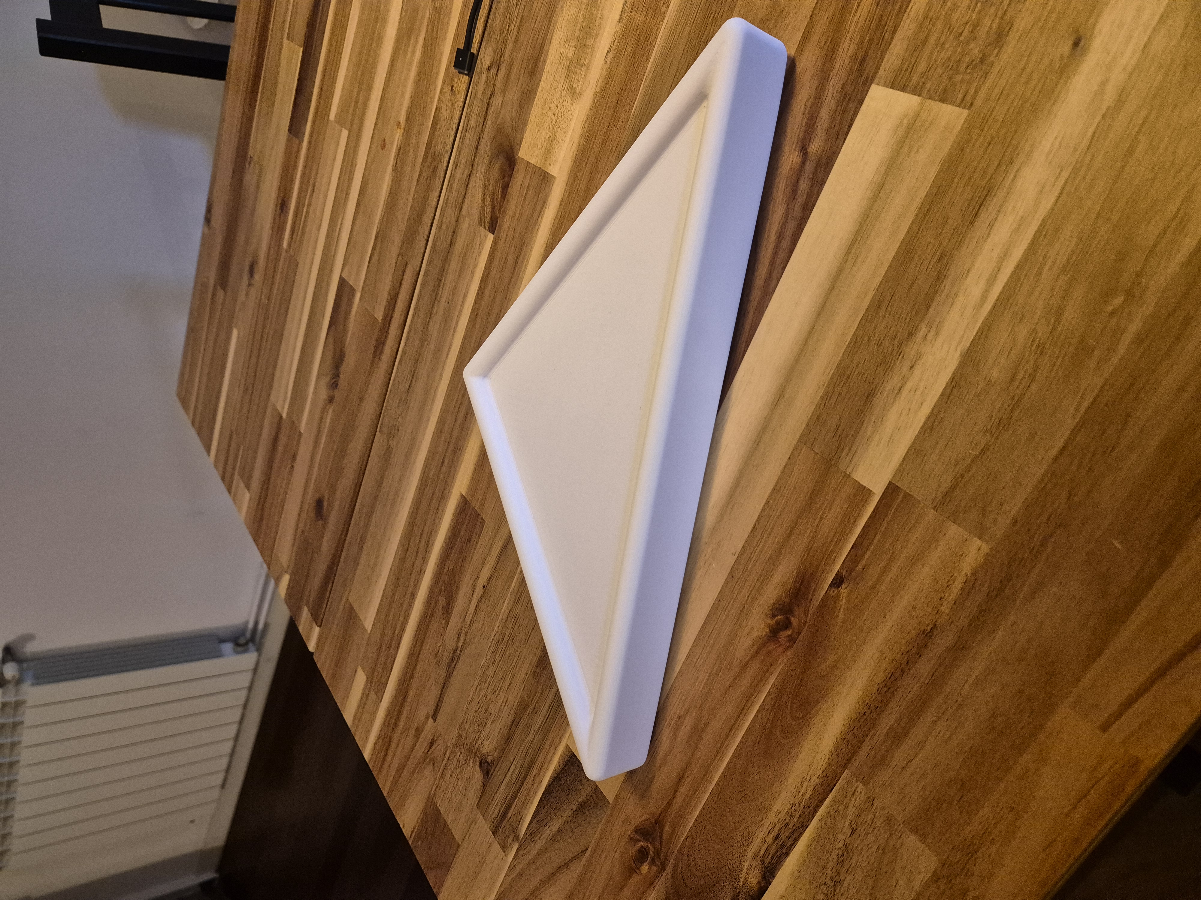 Sleek Corner Shelf: Maximize Style & Space in Your Bathroom