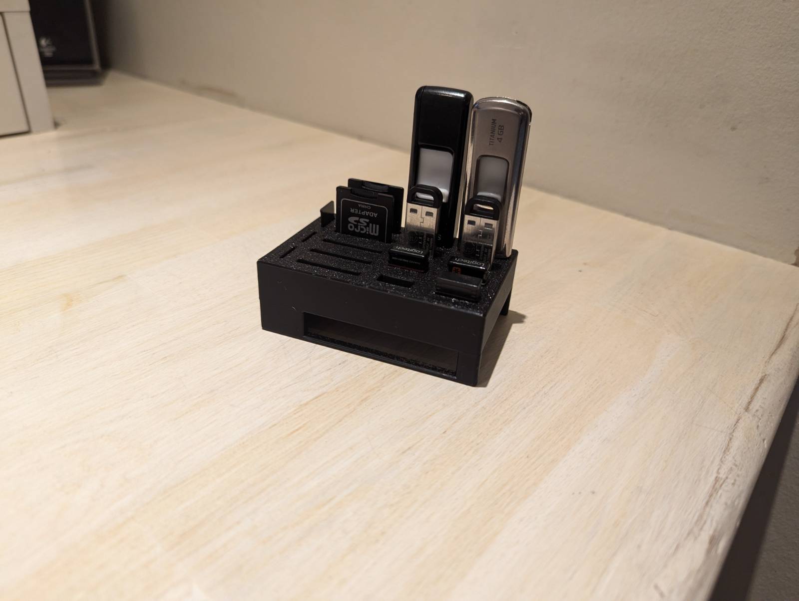 Holder for USB, SD, Micro SD + Plexgear card reader