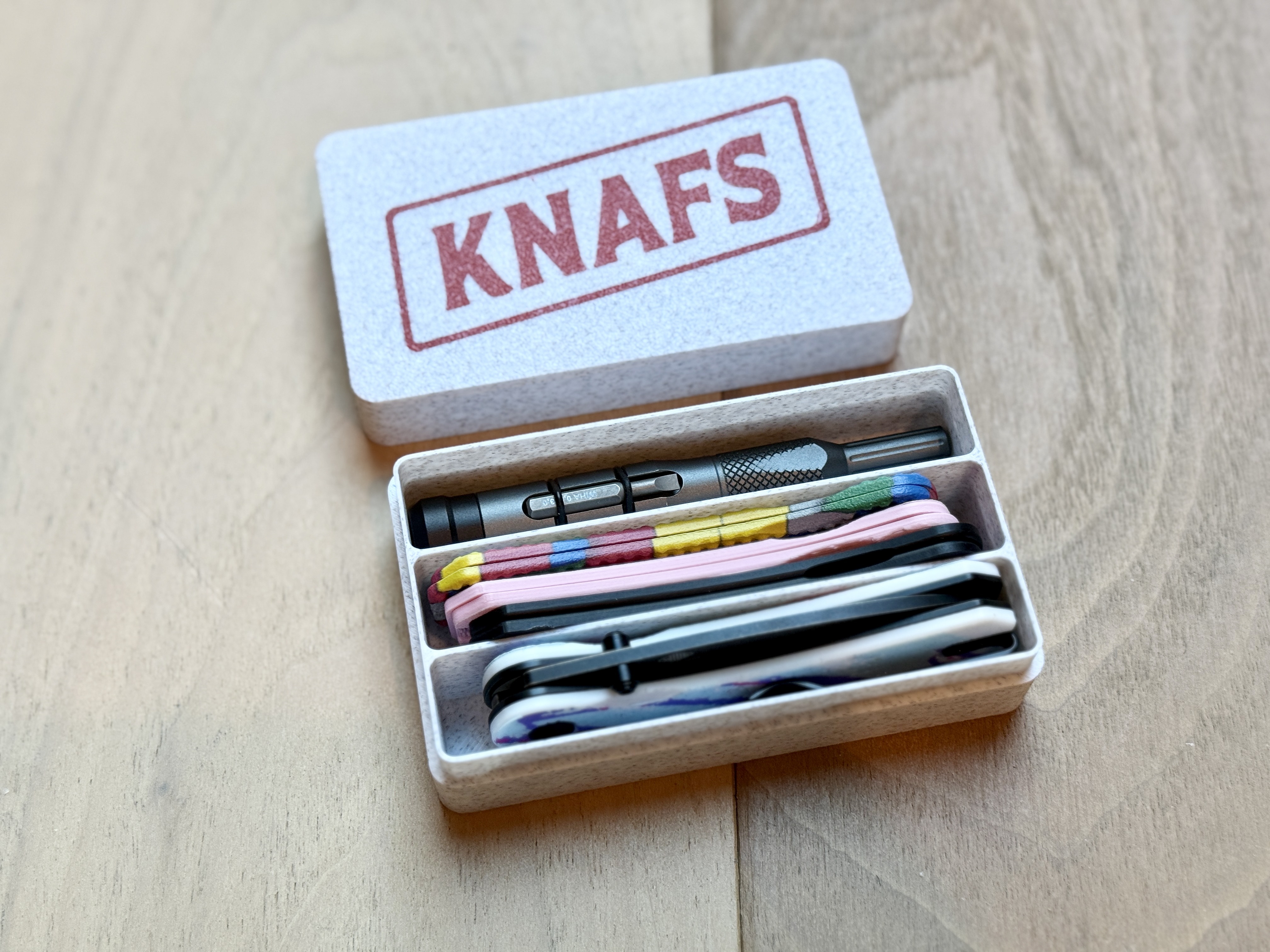 Knafs - knife, extra scales, and bit driver box