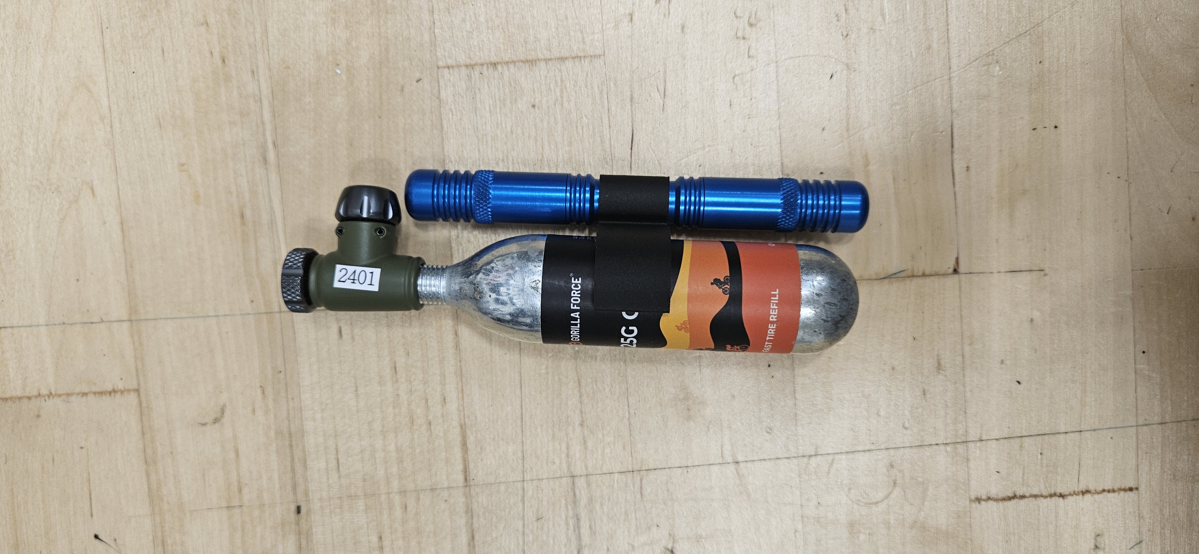 Clip to attach 25g CO2 cannister to dynaplug racer pro