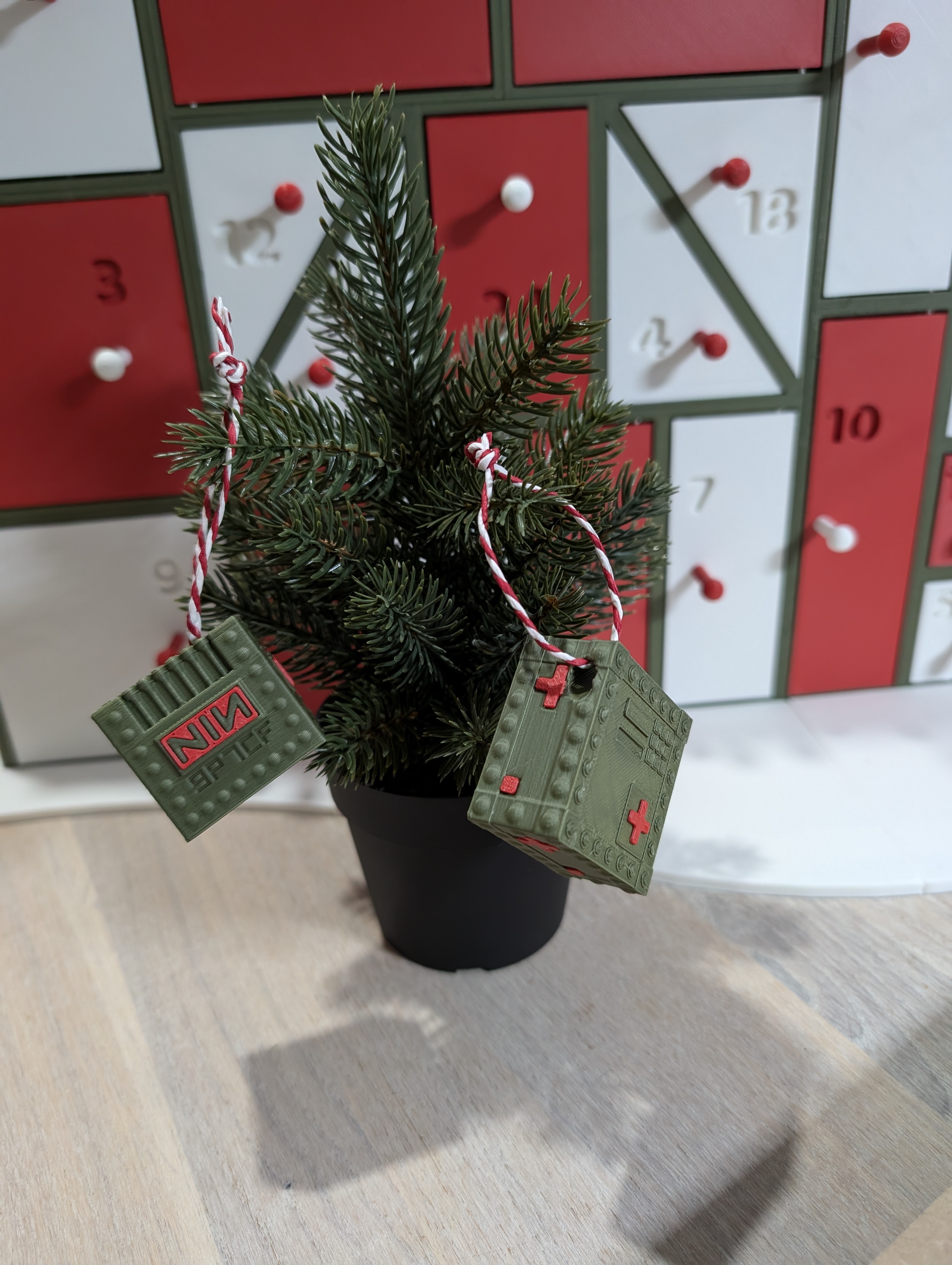 Christmas tree Quake bauble / ornaments