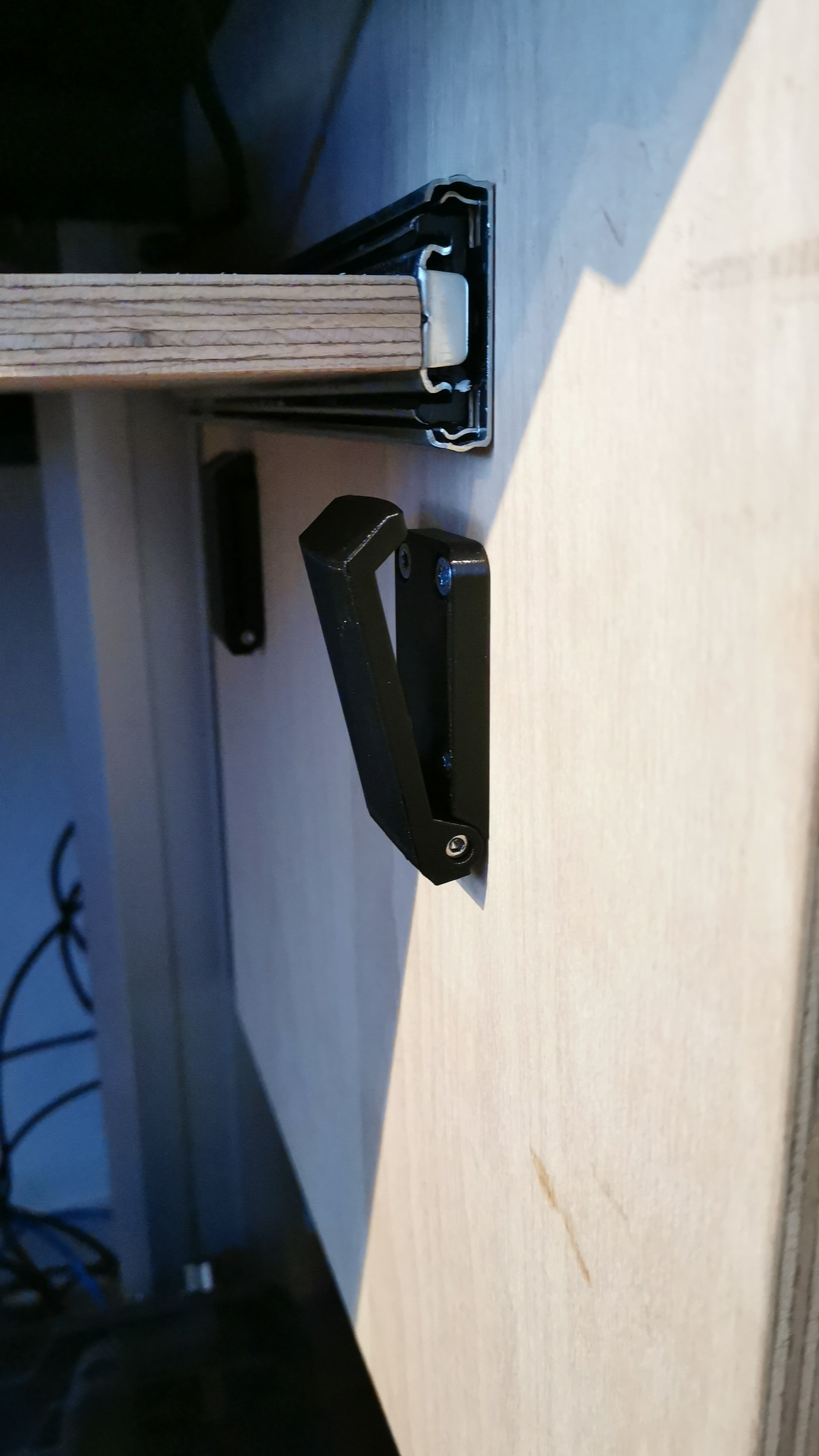 Retractable headphone hanger — thumbnail 2