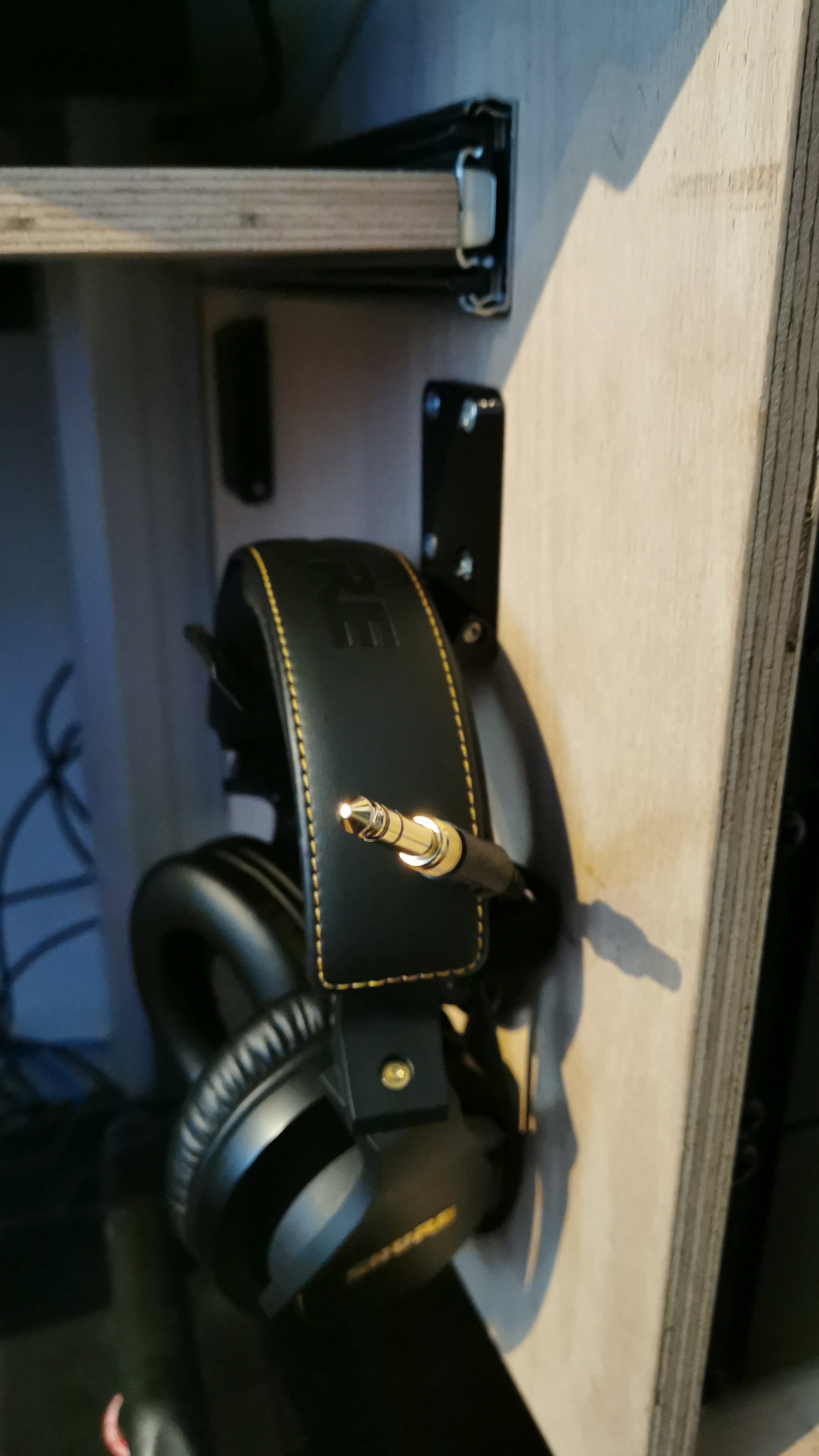 Retractable headphone hanger — thumbnail 3