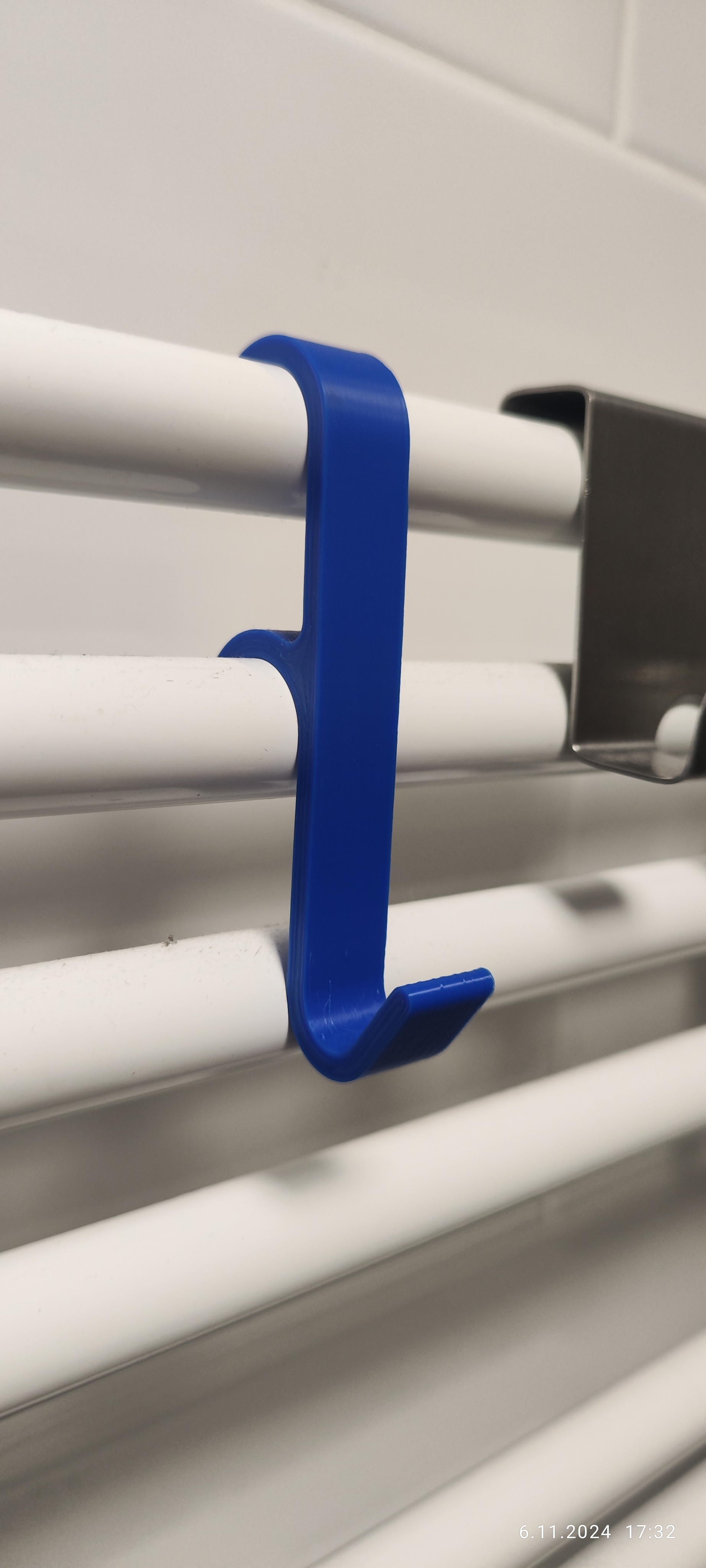 simple bathroom radiator hook