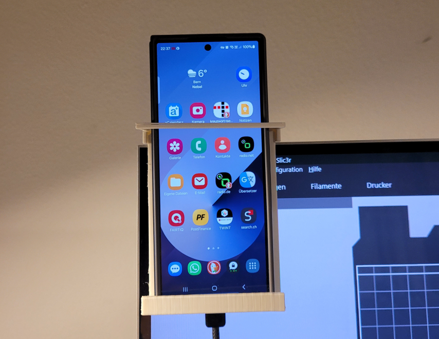 Phonehalter und Ladestation am Monitor