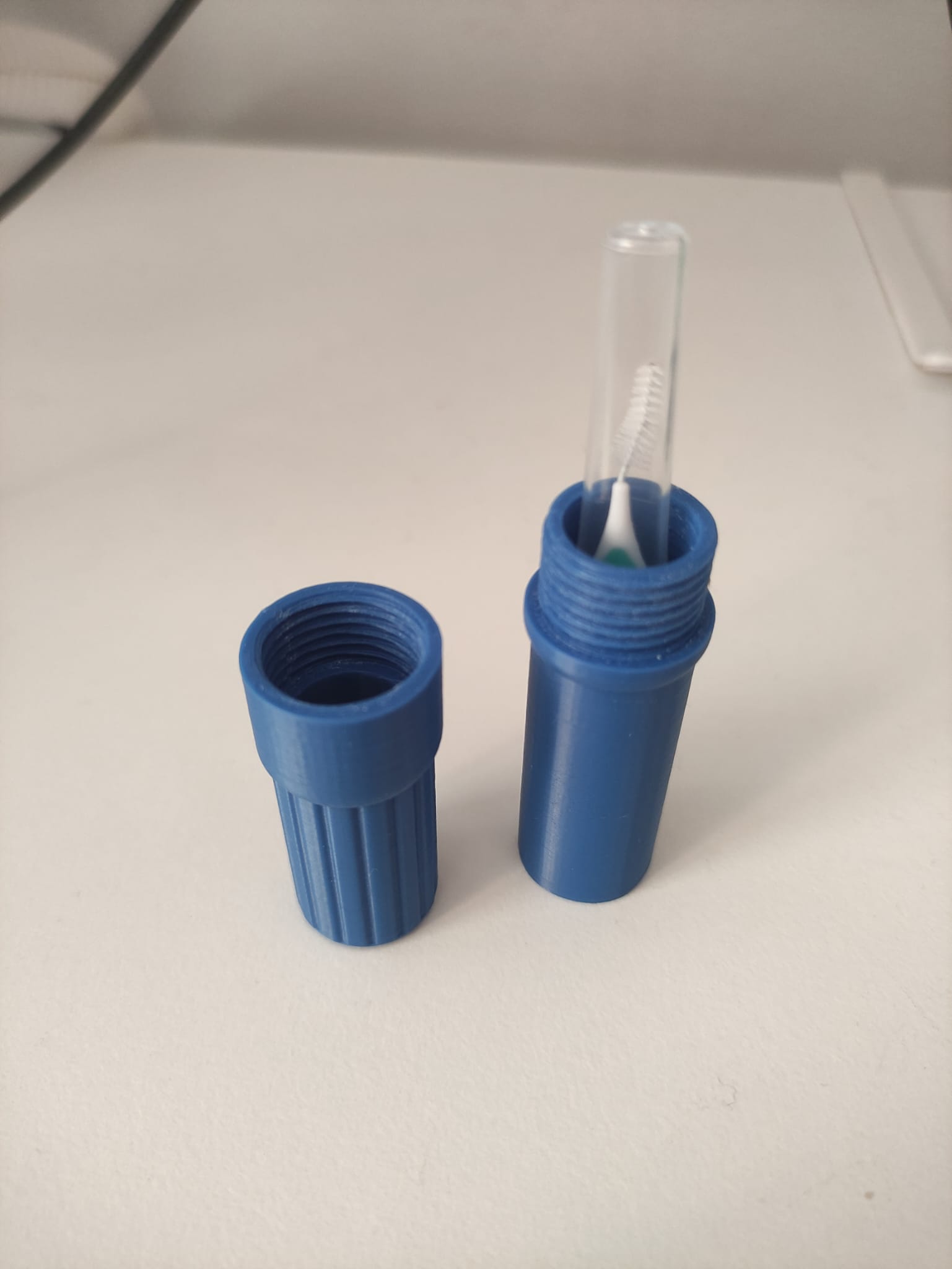 Interdental brush cylindrical travel case
