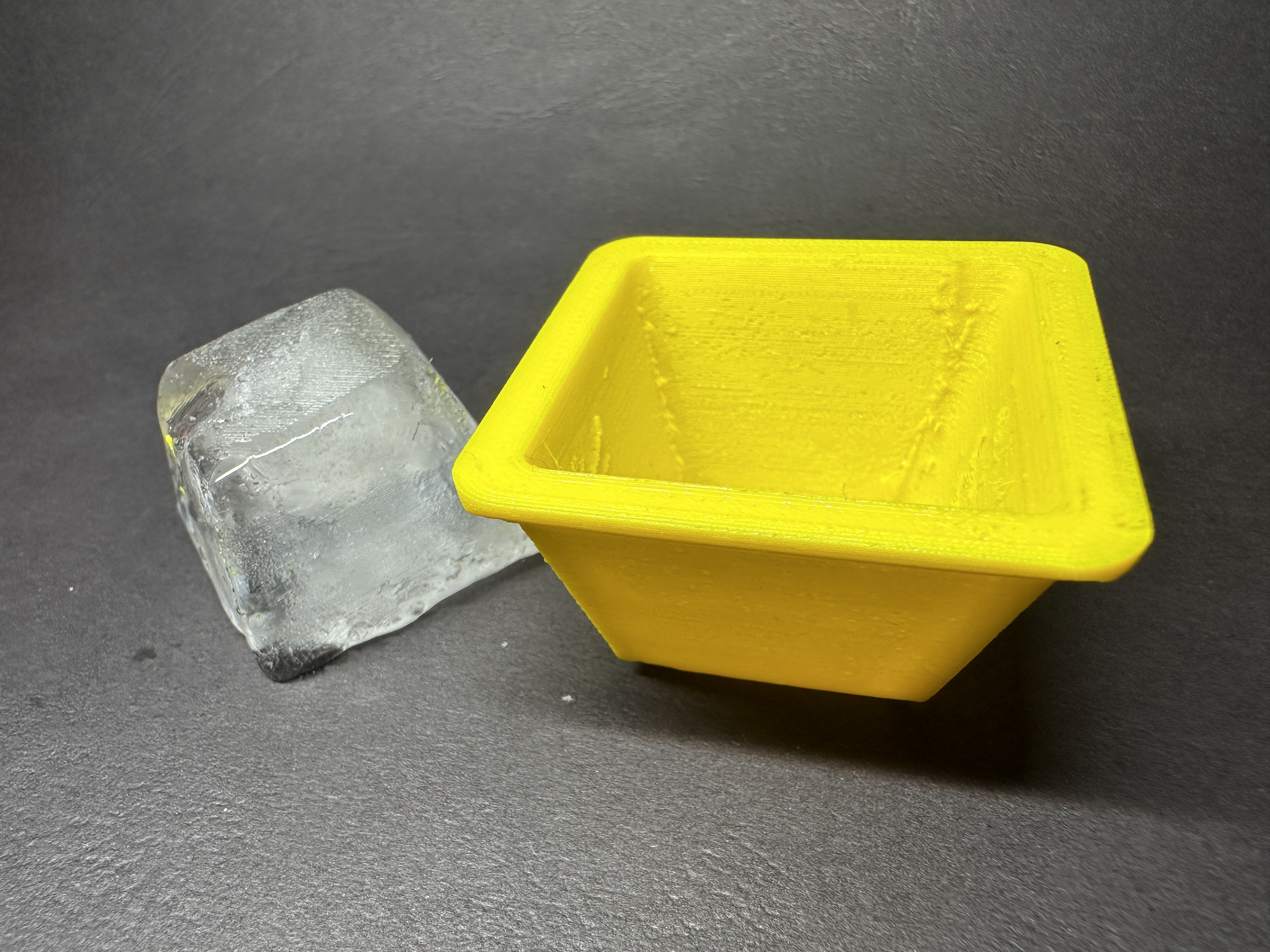 Very Small Ice Cube Tray / Sehr Kleine Eiswürfelform