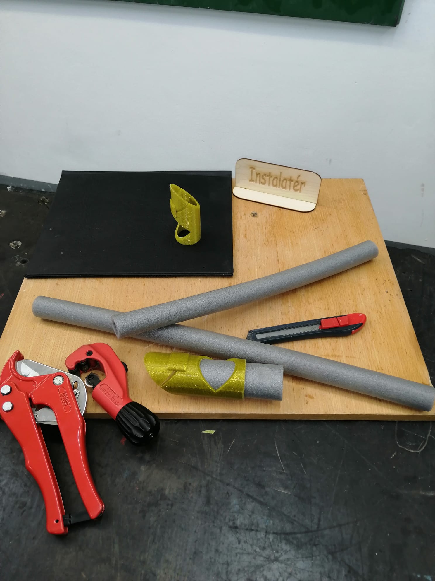 TEMPLATE FOR CUTTING INSULATION