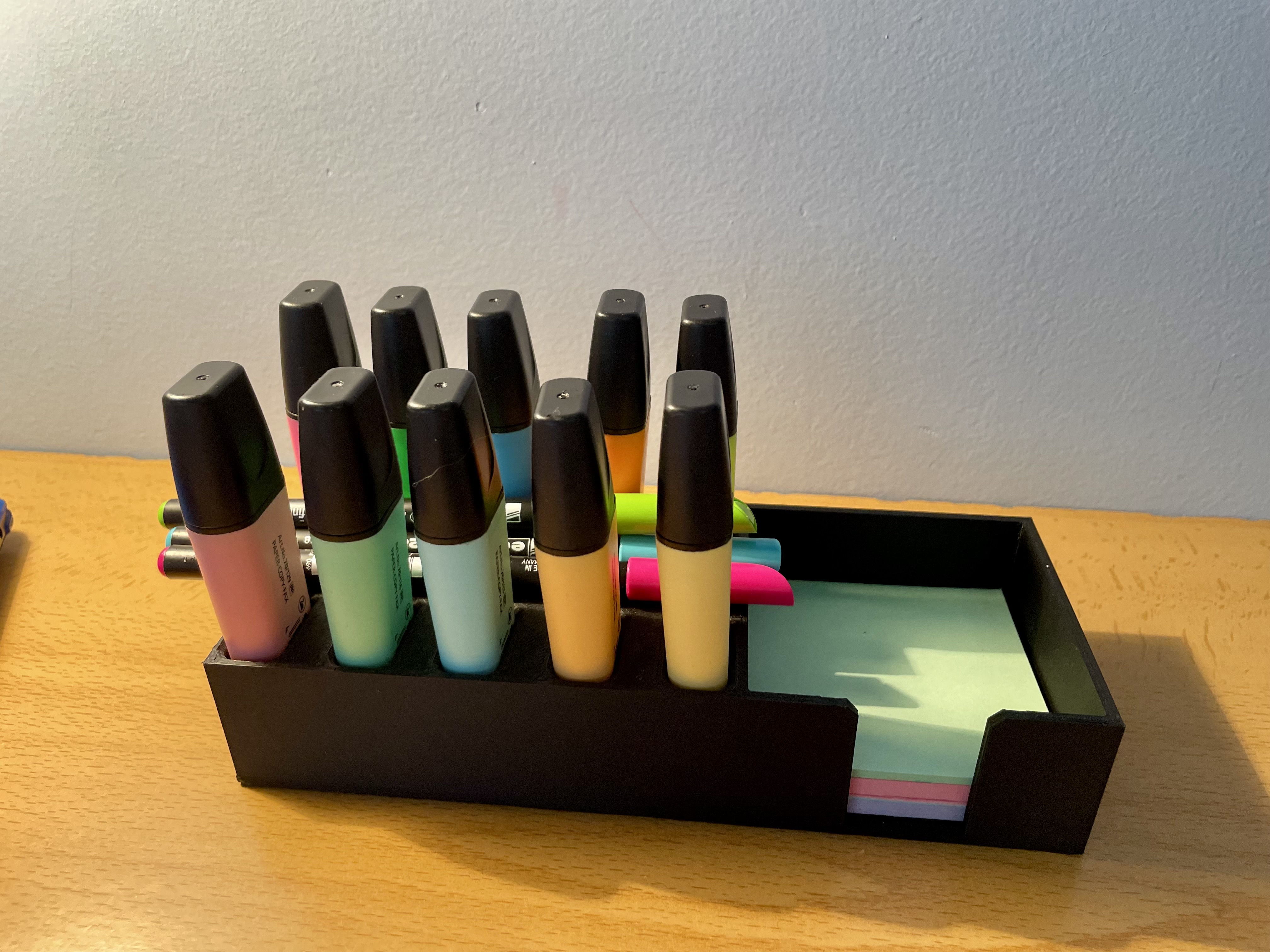 Stabilo markers & post-it notes stand base