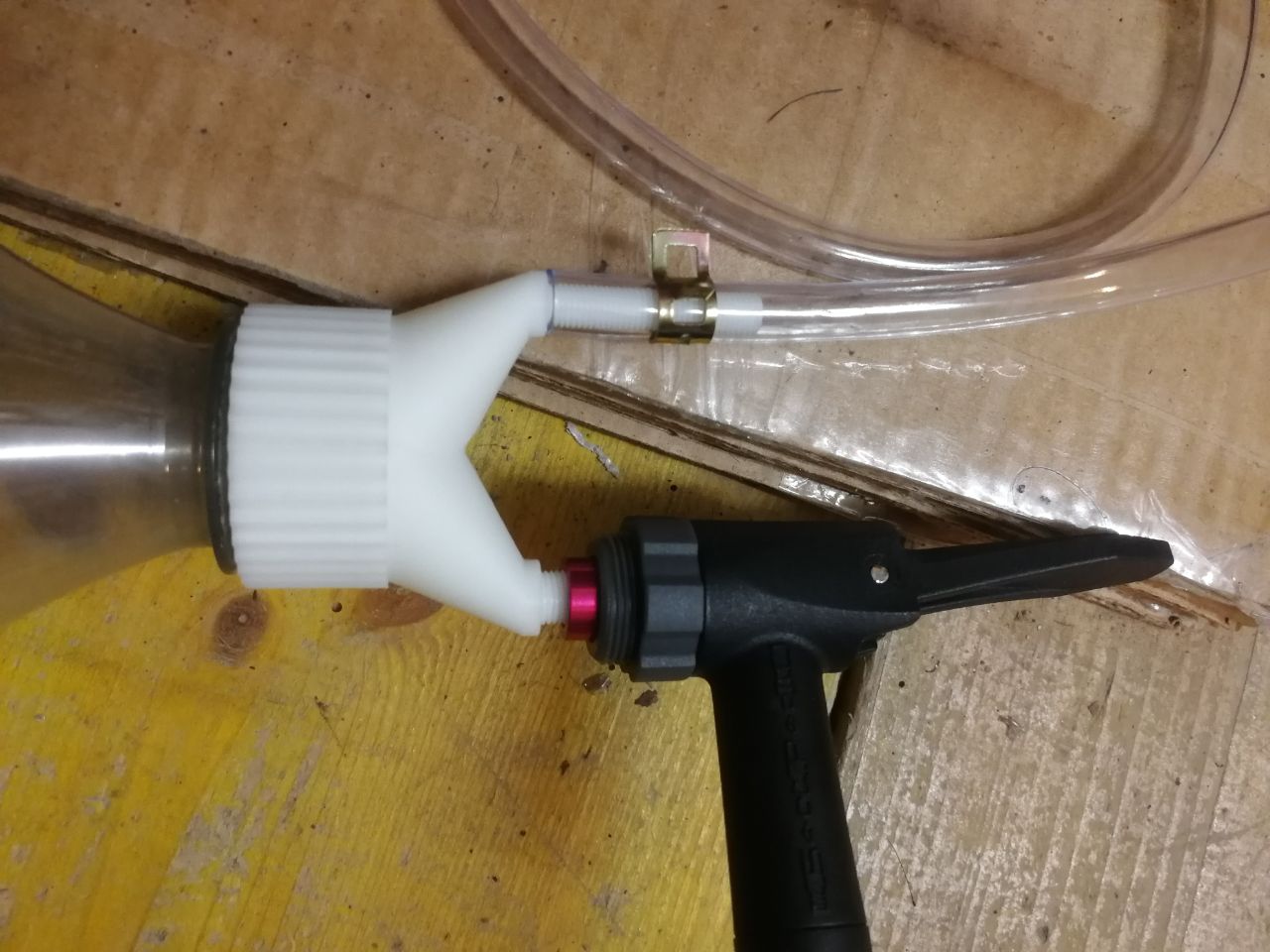 Tubeless bike tire booster for cola bottle [ OpenSCAD ]