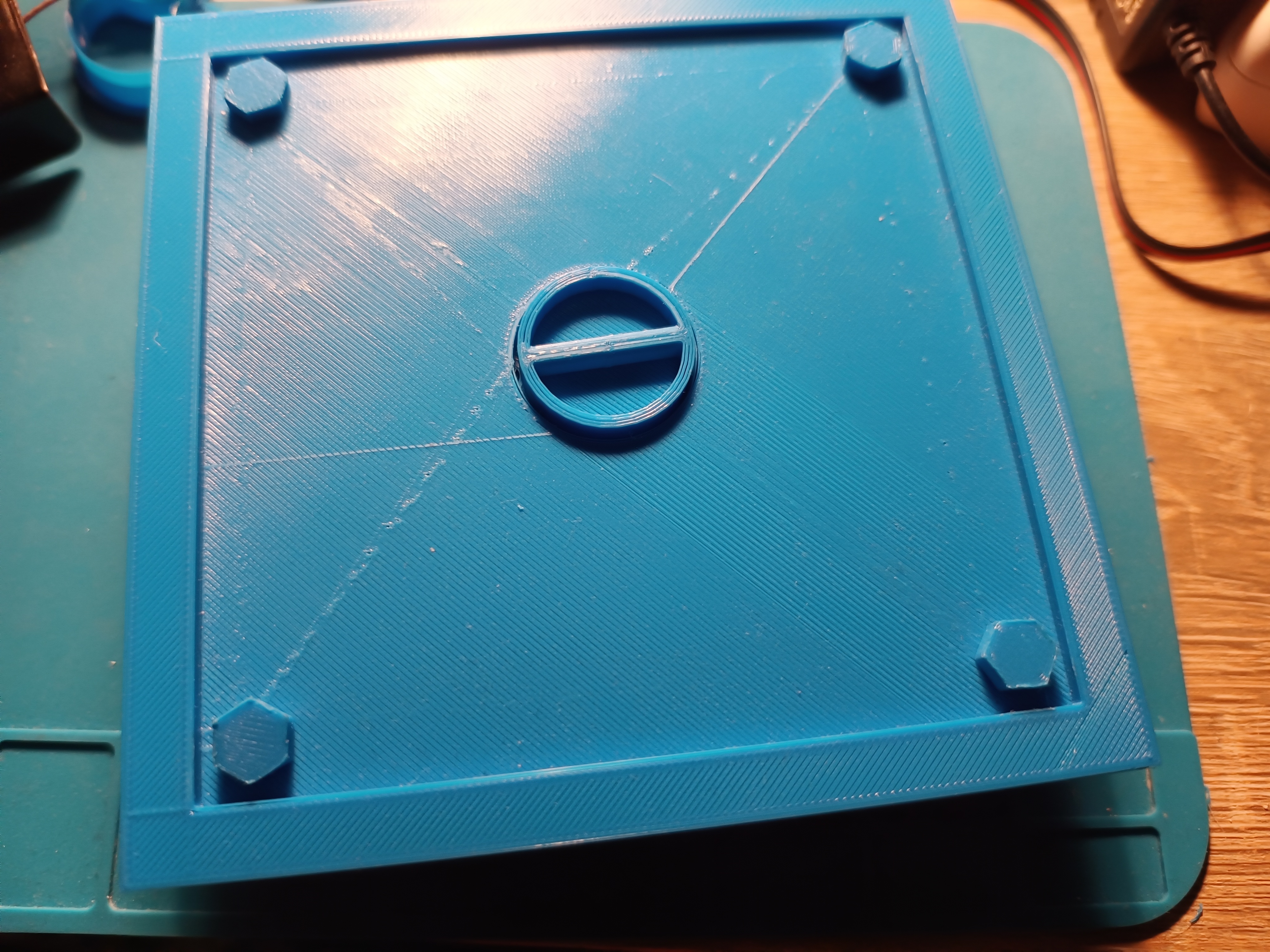 Box with 4 pin locking mechanism