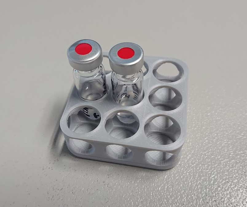 Configurable rack for HPLC and other vials