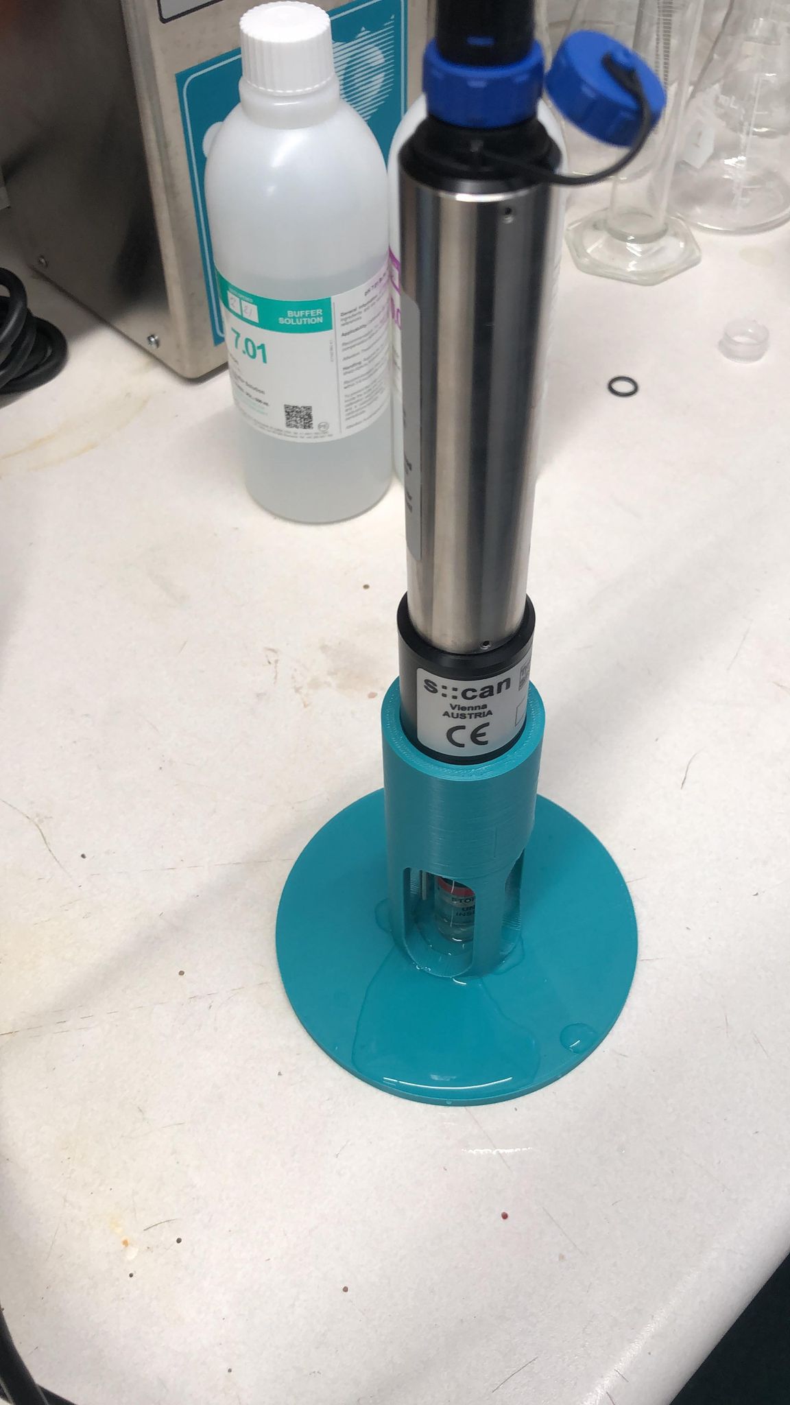 Calibration stand for s::can pH/Cl2/redox sensors