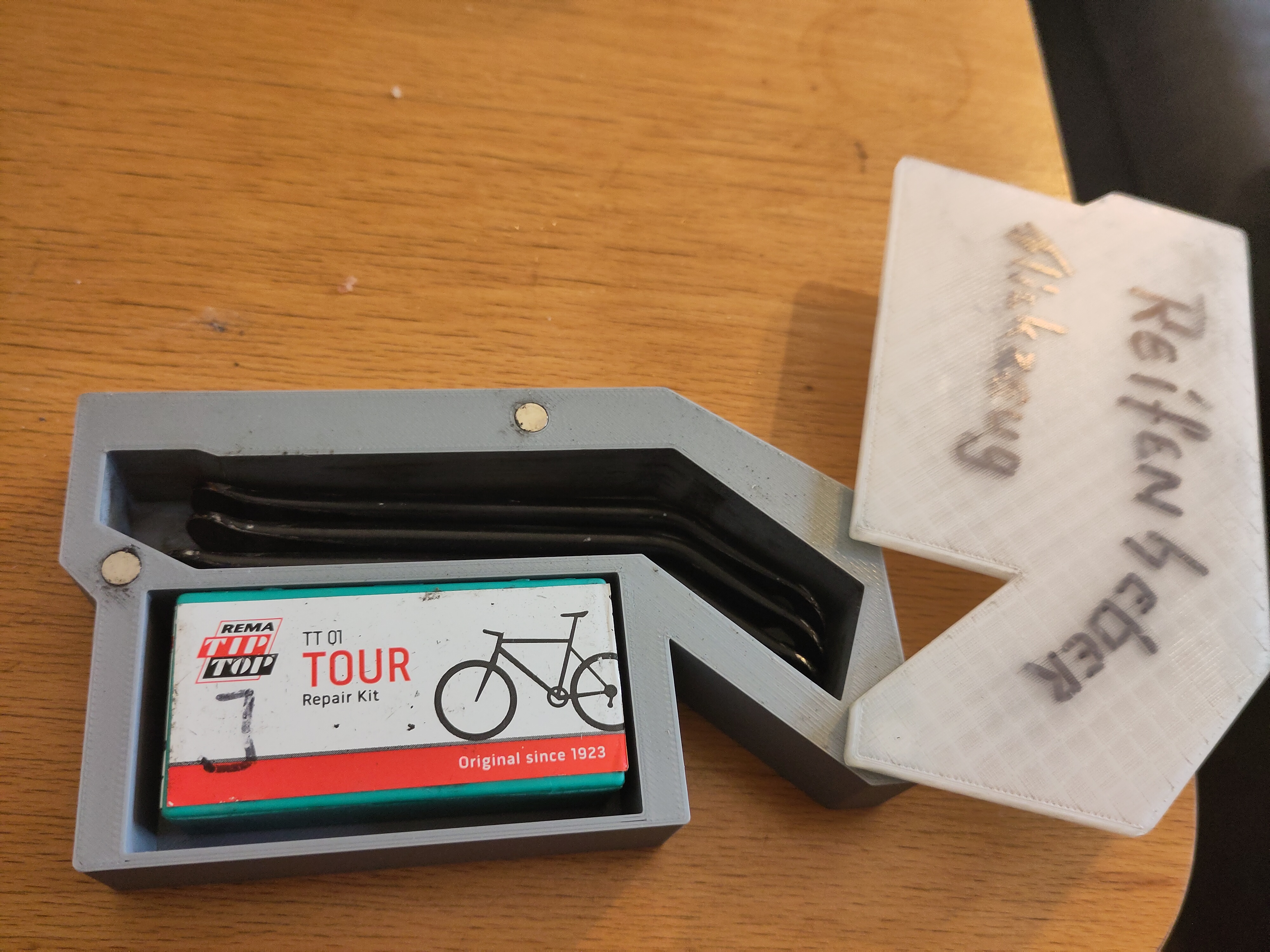 Flickzeug und Reifenheber - Box // bike - tire lever and repairkit box magnetic