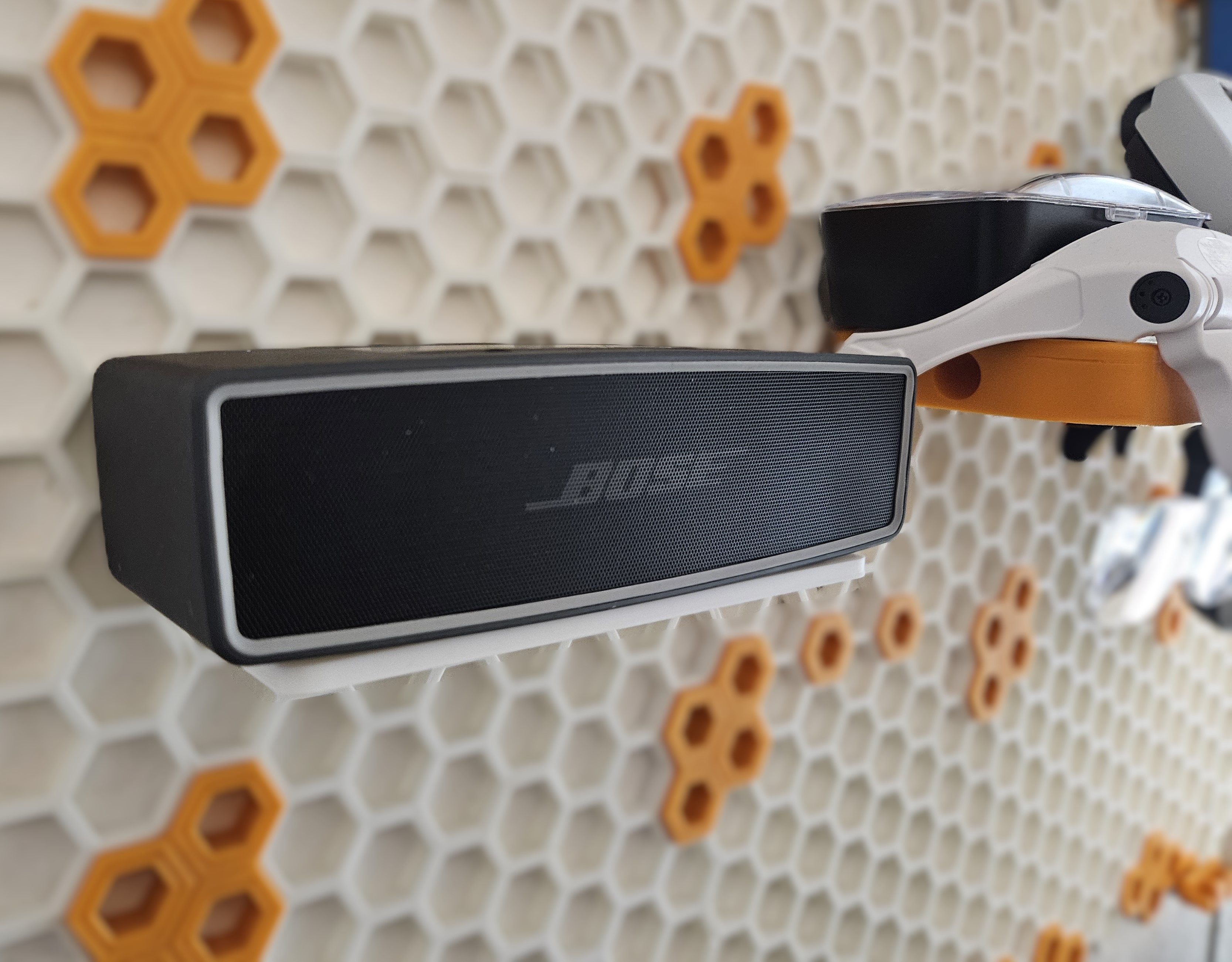 HSW Soundlink Mini I+II holder - Honeycomb Storage Wall holder for Soundlink Mini 1 + 2 Bluetooth Speaker