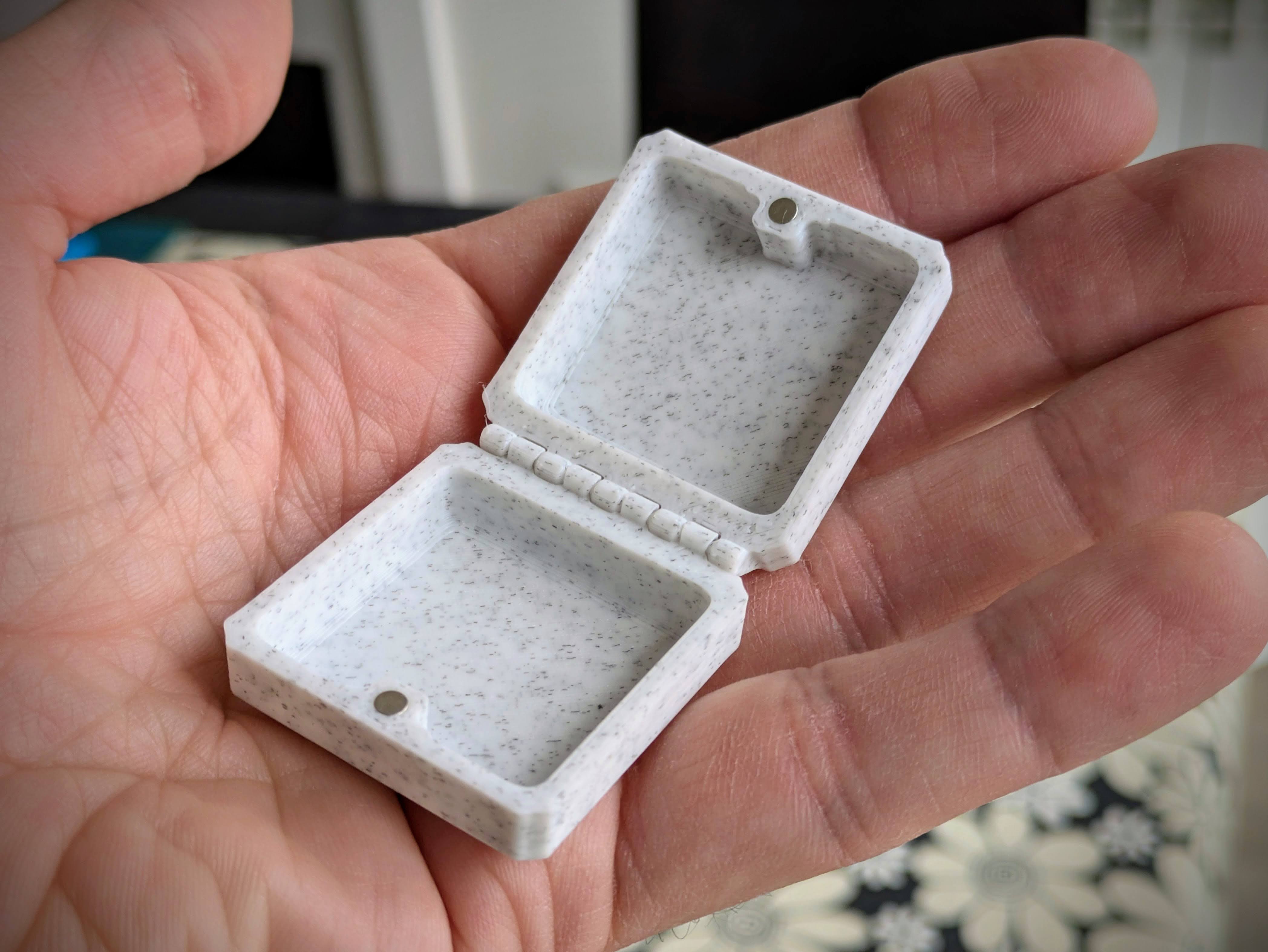 Micro travel case with magnetic lid (Print in place)