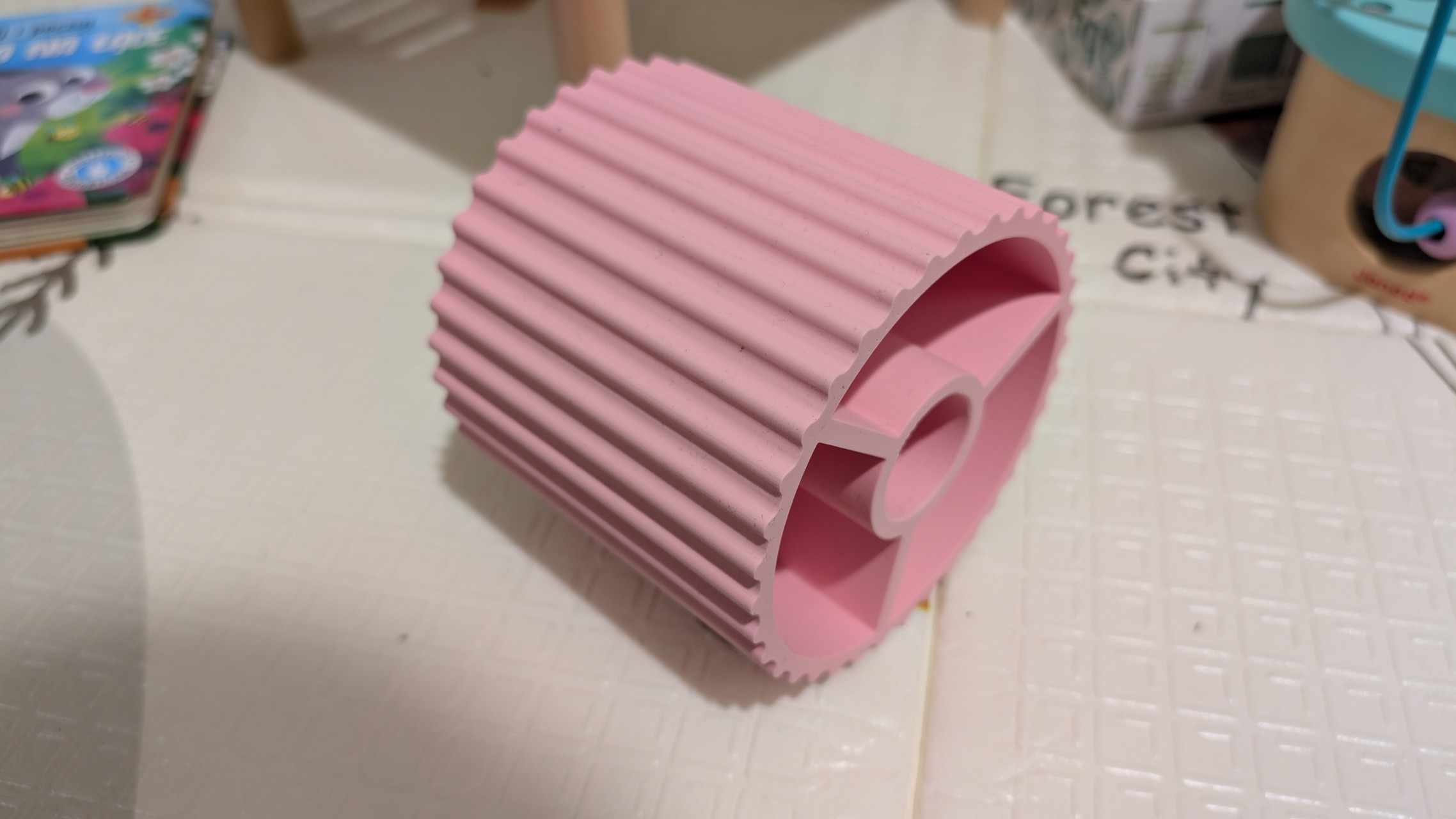 Baby roller that makes tapping sounds