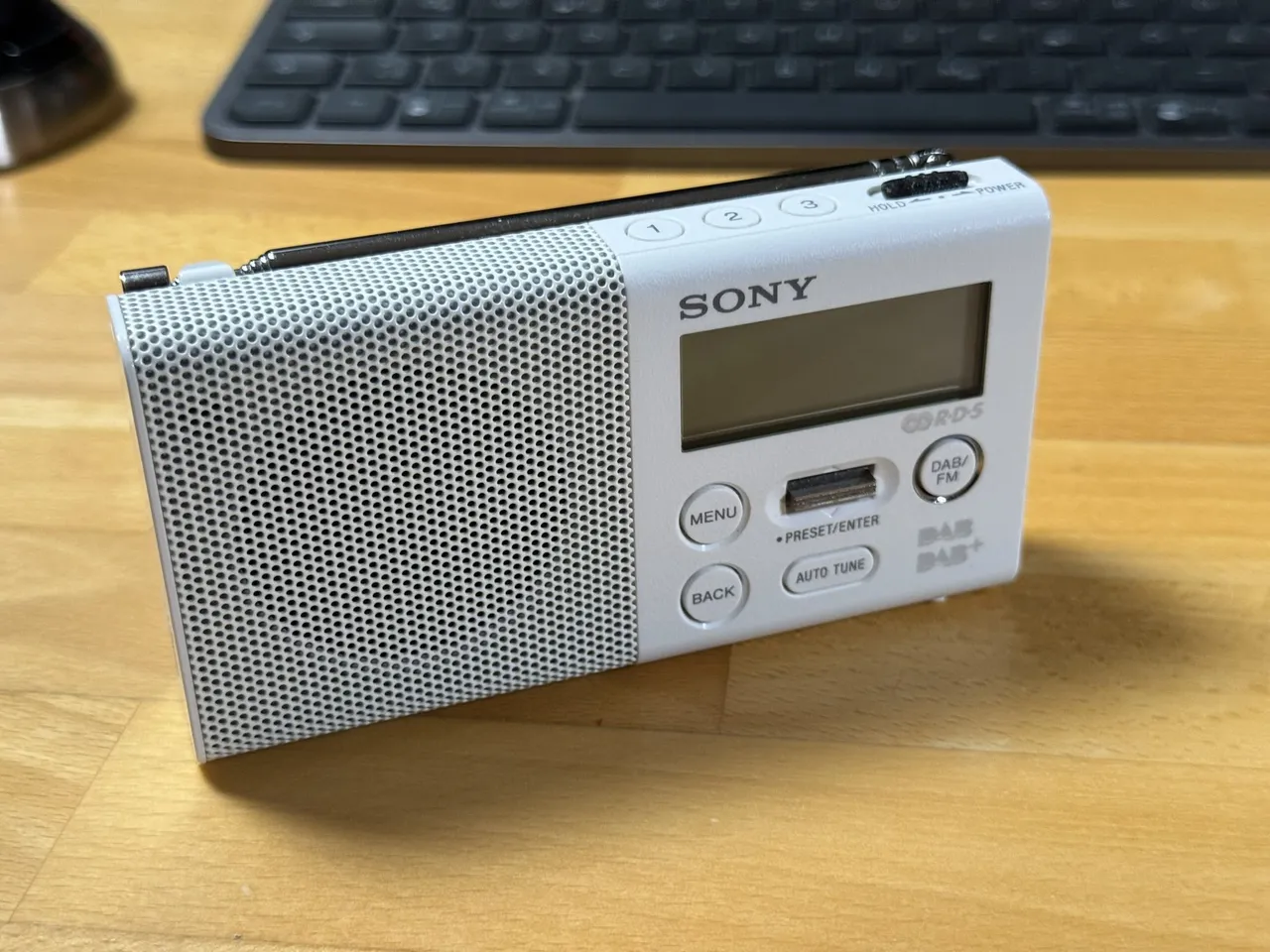 オートチューニング機能付きのSONY DAB/FMラジオB XDR-P1DBP Sony XDR-P1DBP Pocket DAB/DAB+ Radio - Black : Amazon.co.uk