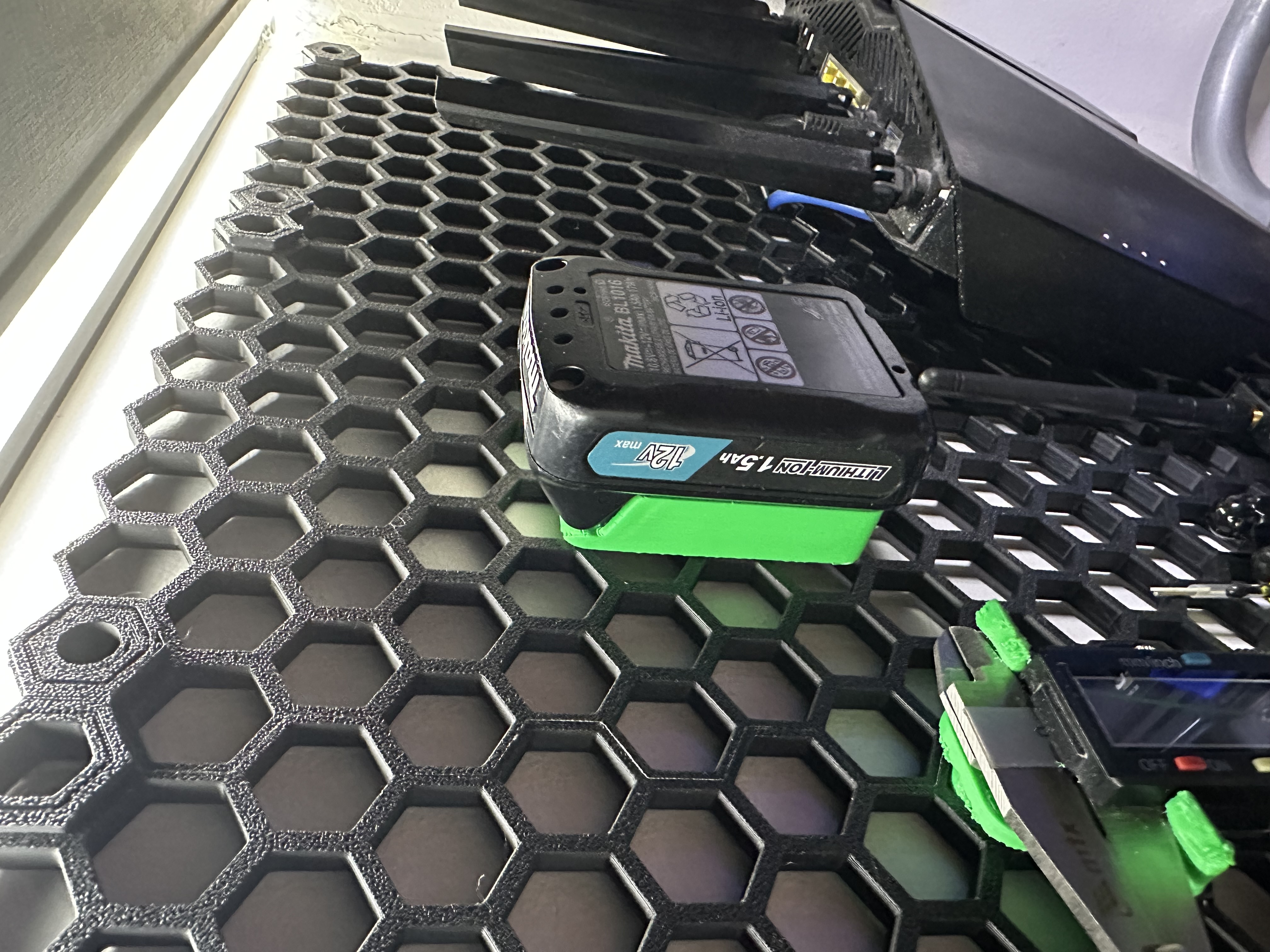 Makita CXT (10.8V / 12V) battery mount for Honeycomb System