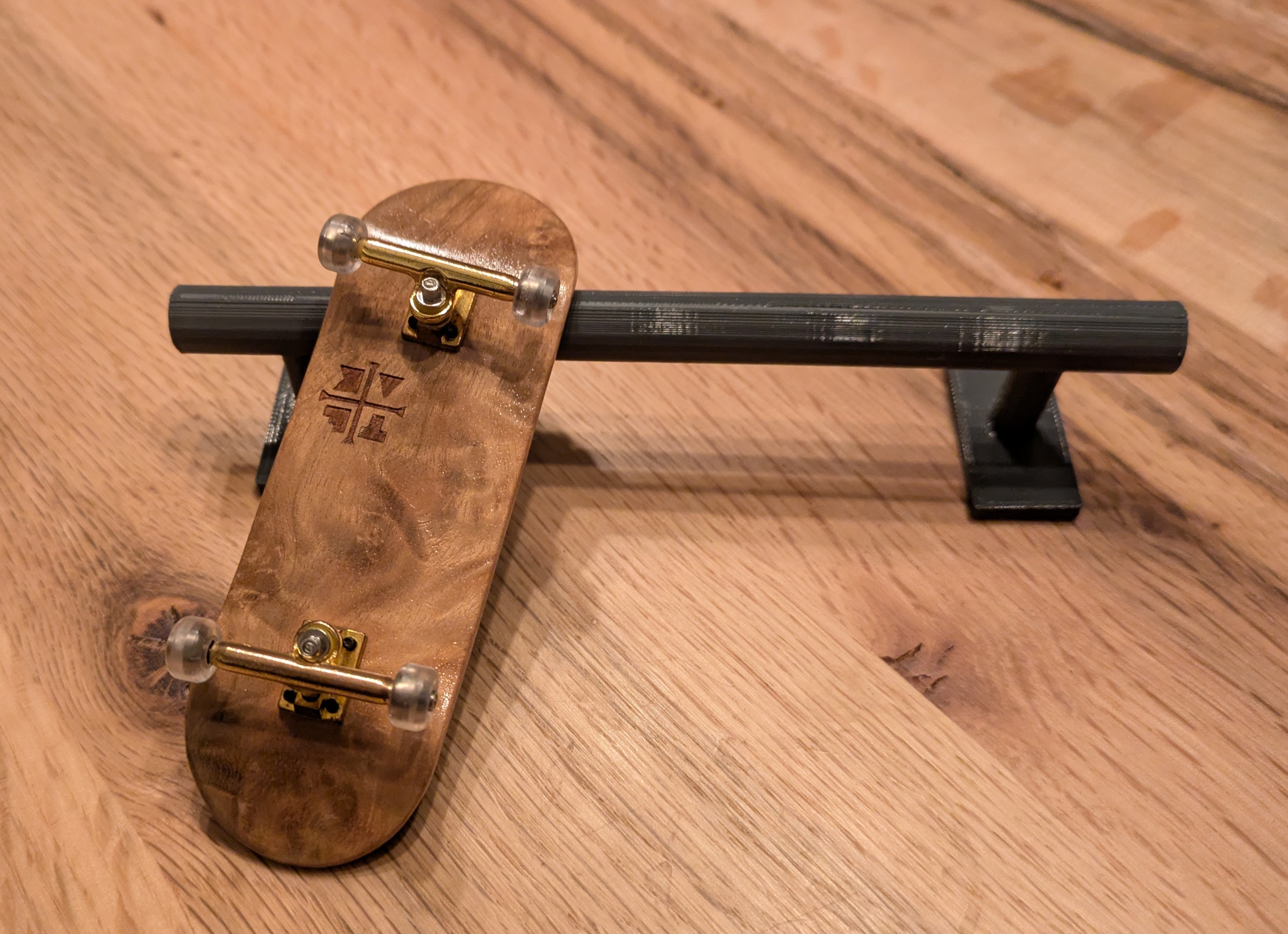 fingerboard rail
