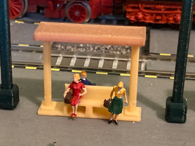 Lavička so strieškou na vlakovej stanici / Train station bench (TT - 1:120)