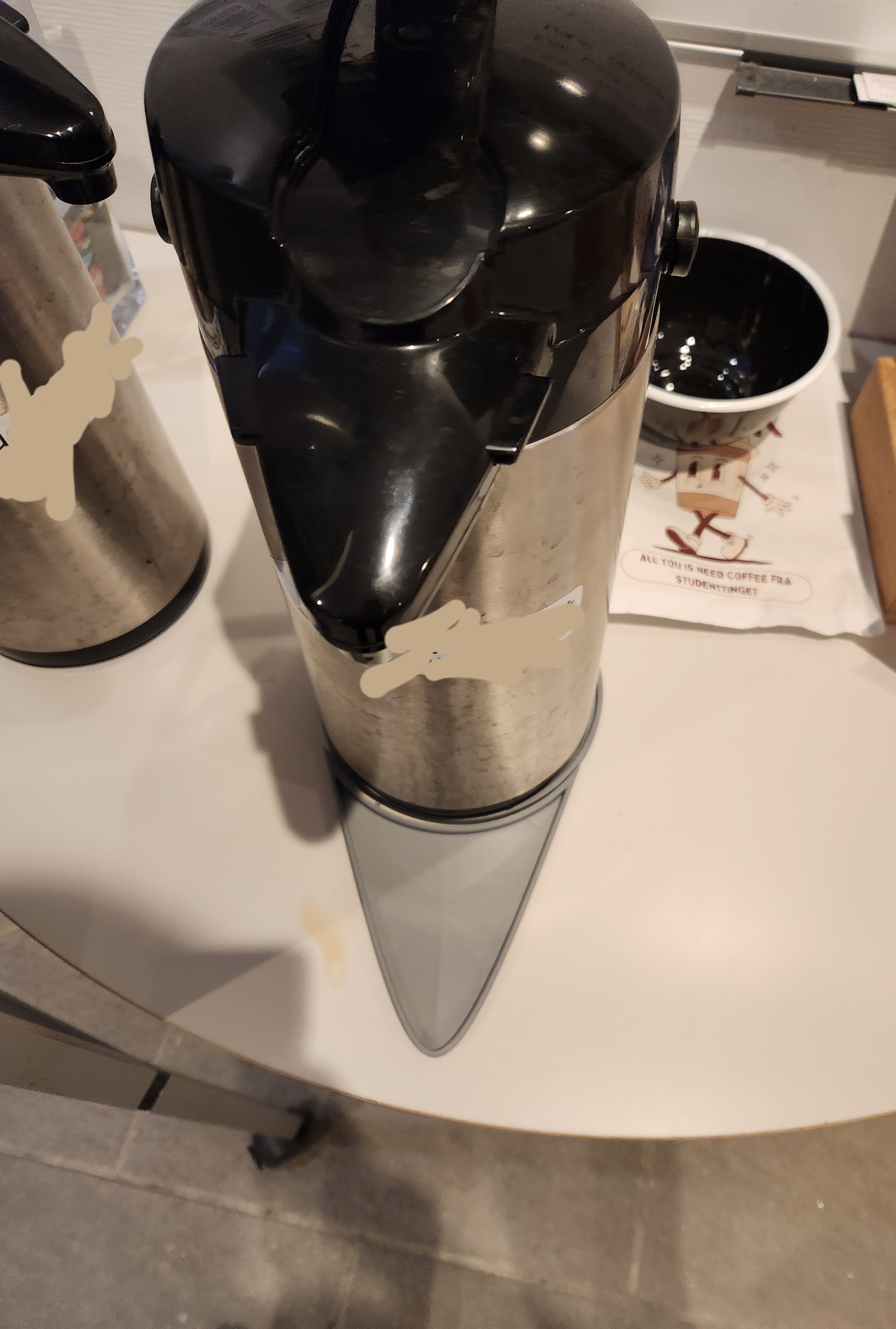 Spilltray for large office coffee thermos