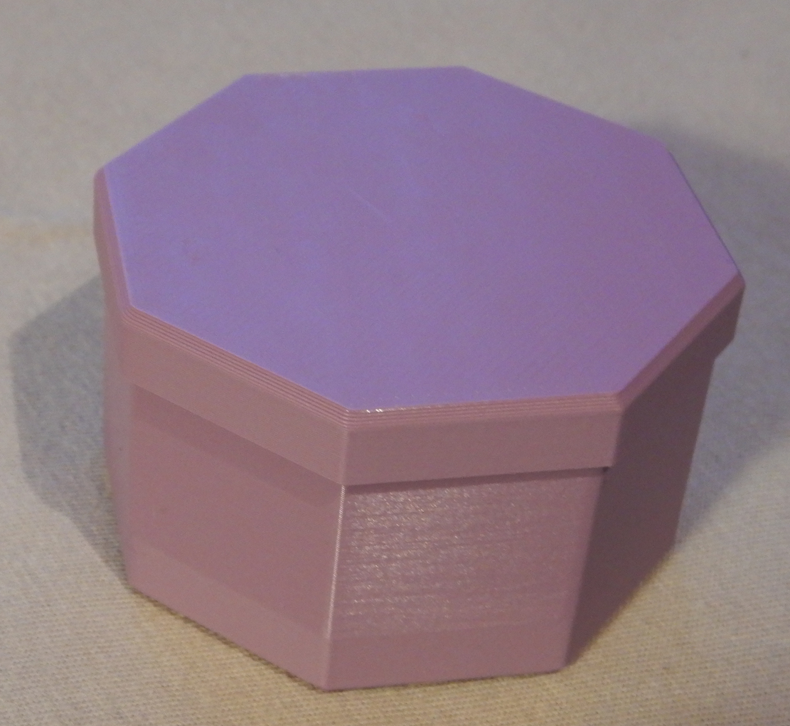 Achteckige Dose mit Deckel in zwei Größen; Octagonal tin with lid in two sizes