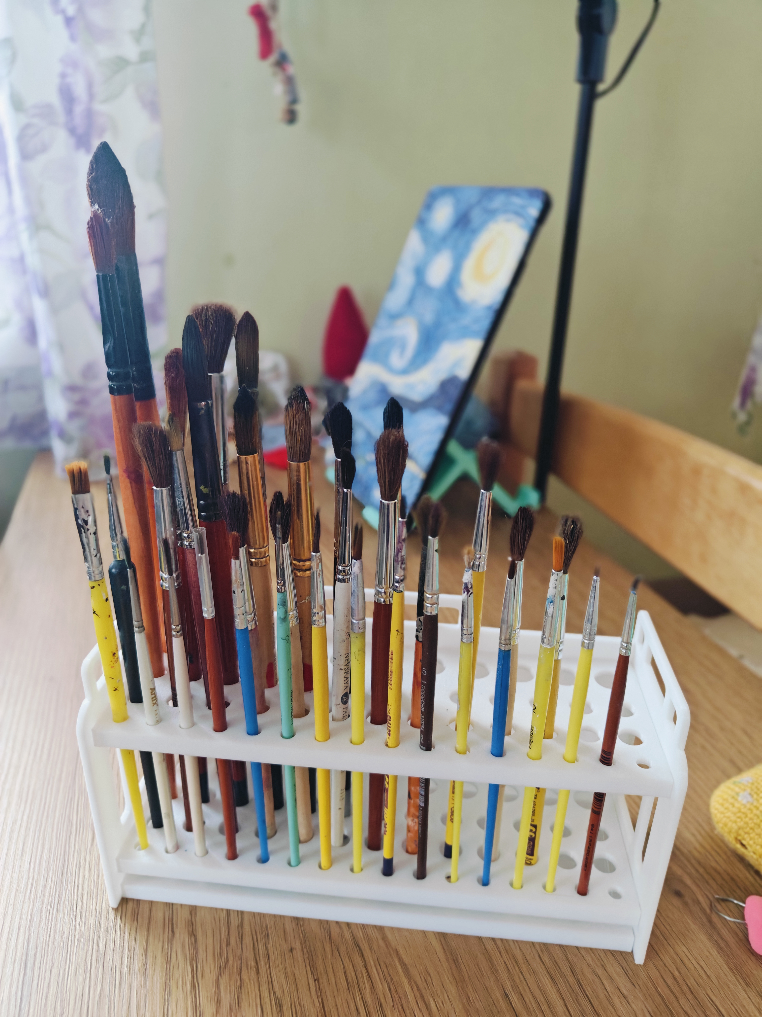 Miniatura 3 do modelo 3D Artist's brush stand